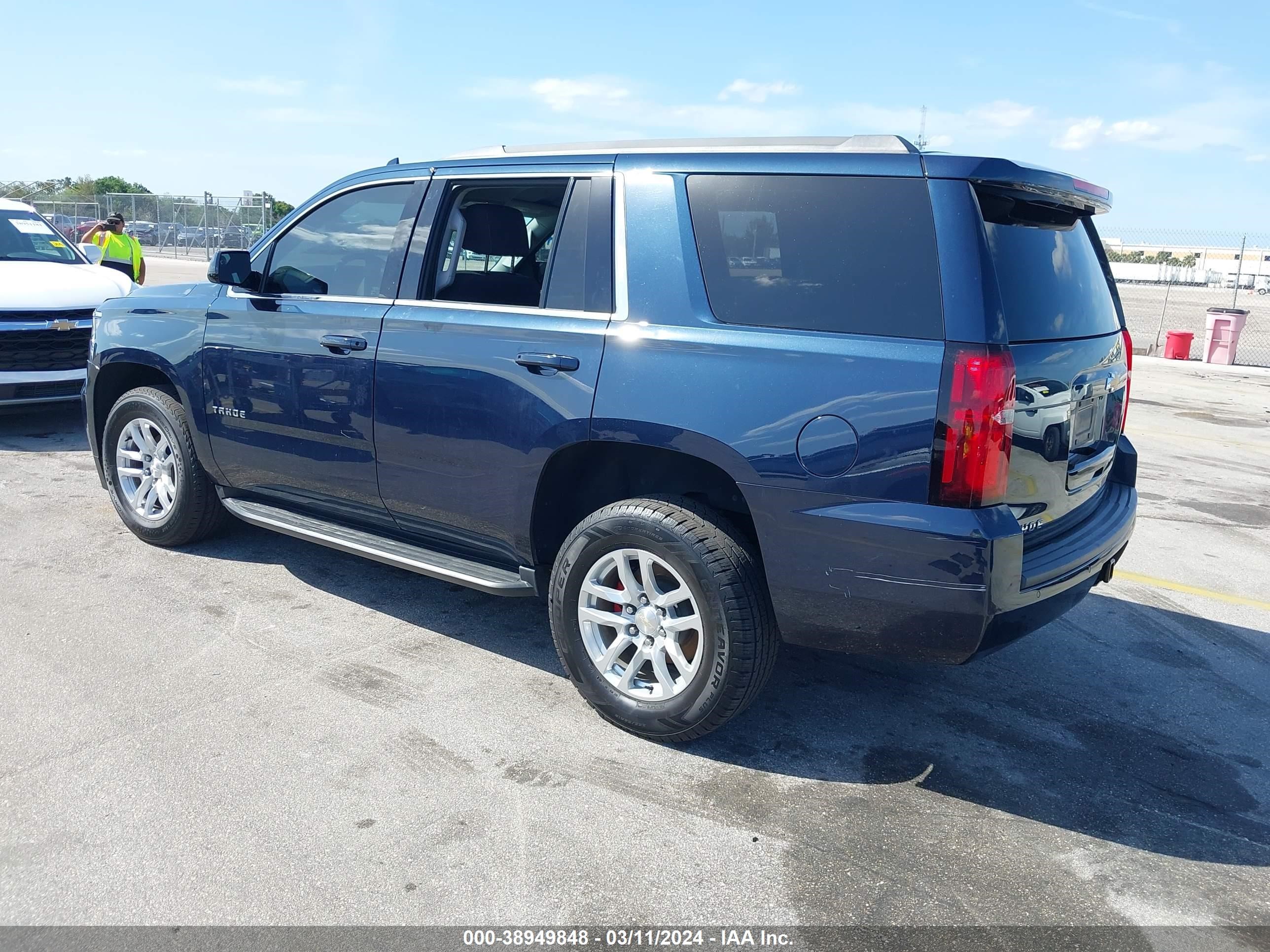 Photo 2 VIN: 1GNSCAKC8LR217283 - CHEVROLET TAHOE 