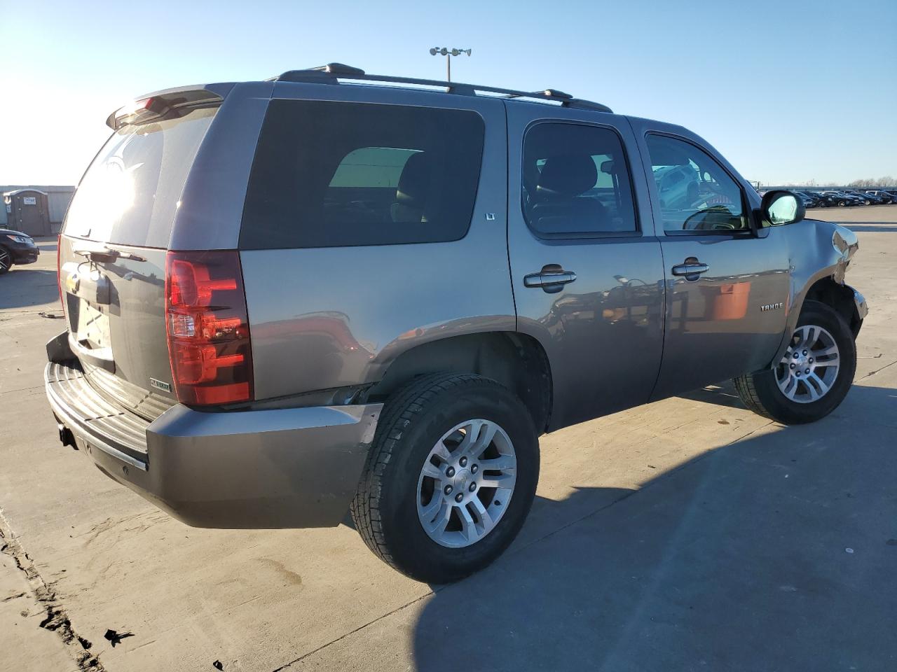 Photo 2 VIN: 1GNSCBE01CR195571 - CHEVROLET TAHOE 