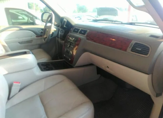 Photo 4 VIN: 1GNSCBE01DR163589 - CHEVROLET TAHOE 