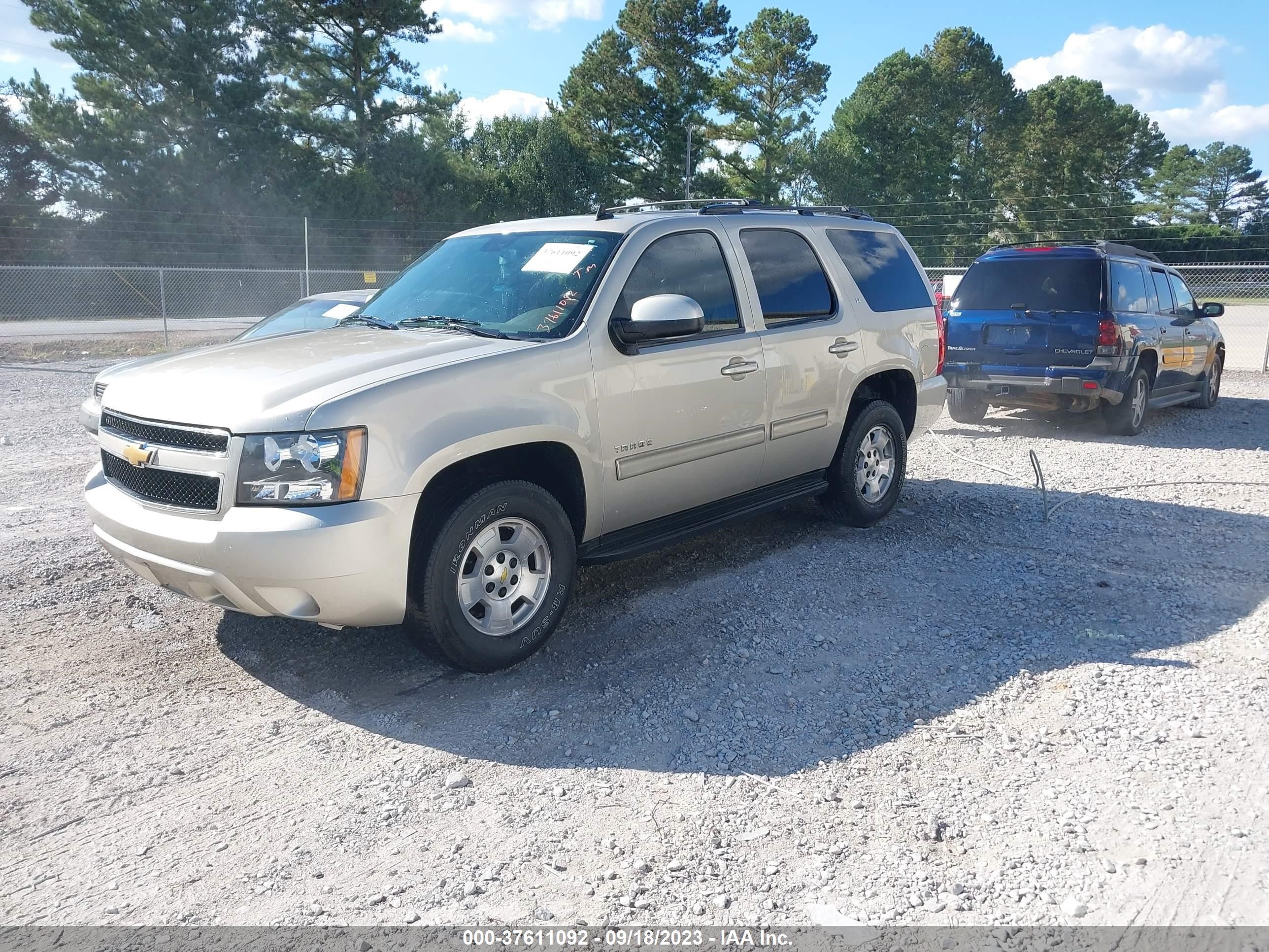 Photo 1 VIN: 1GNSCBE01DR182546 - CHEVROLET TAHOE 