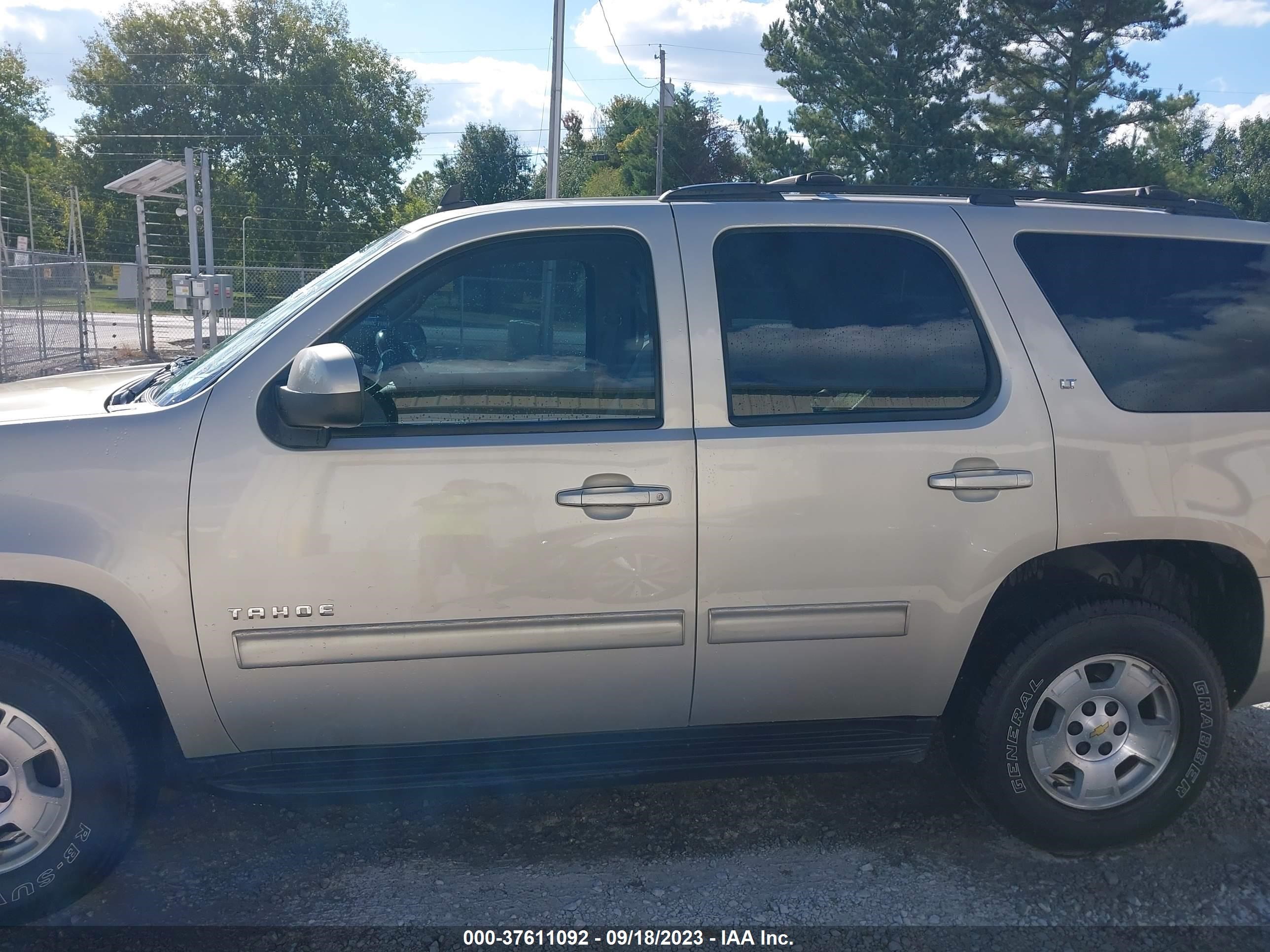 Photo 13 VIN: 1GNSCBE01DR182546 - CHEVROLET TAHOE 