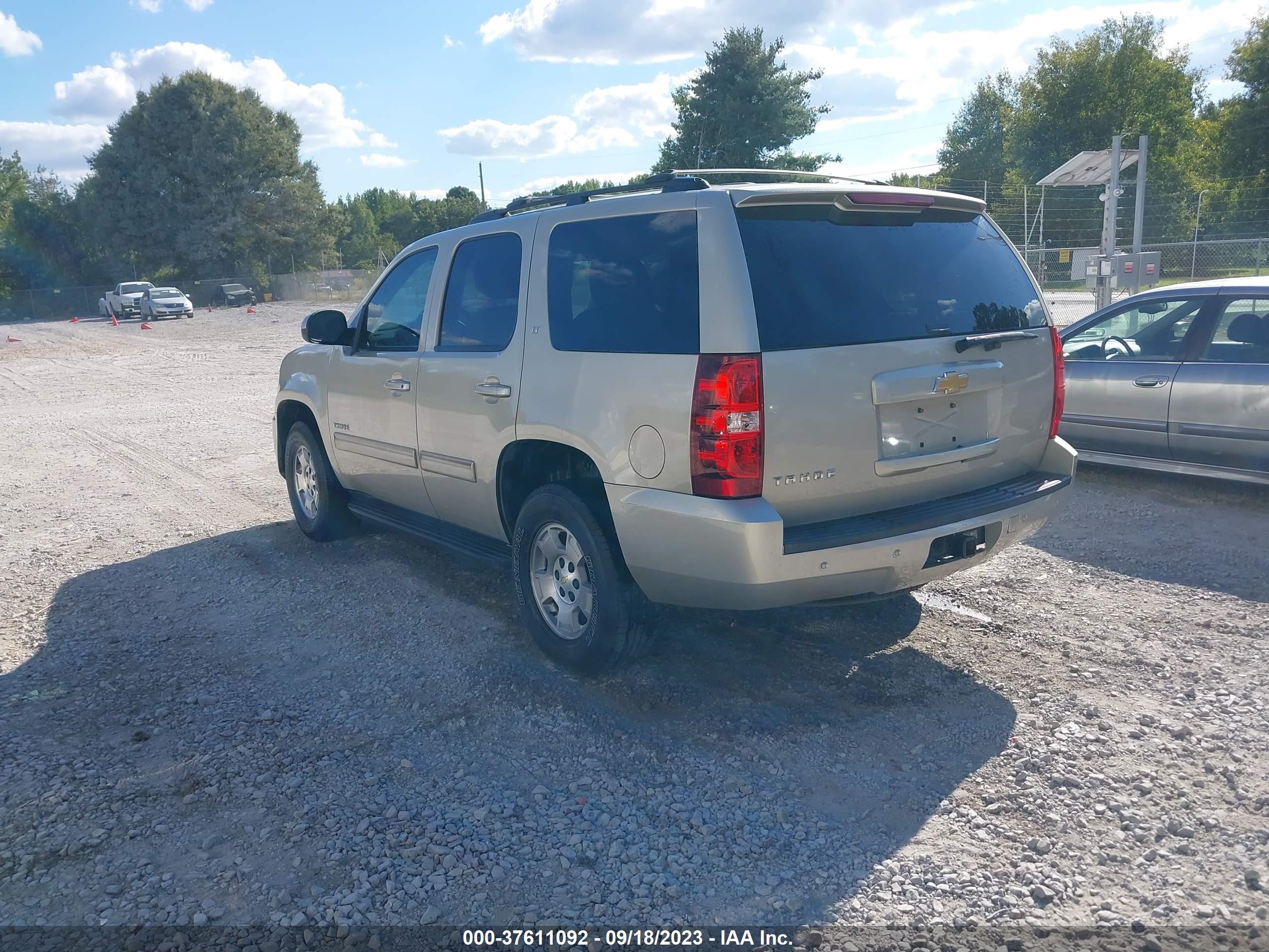 Photo 2 VIN: 1GNSCBE01DR182546 - CHEVROLET TAHOE 