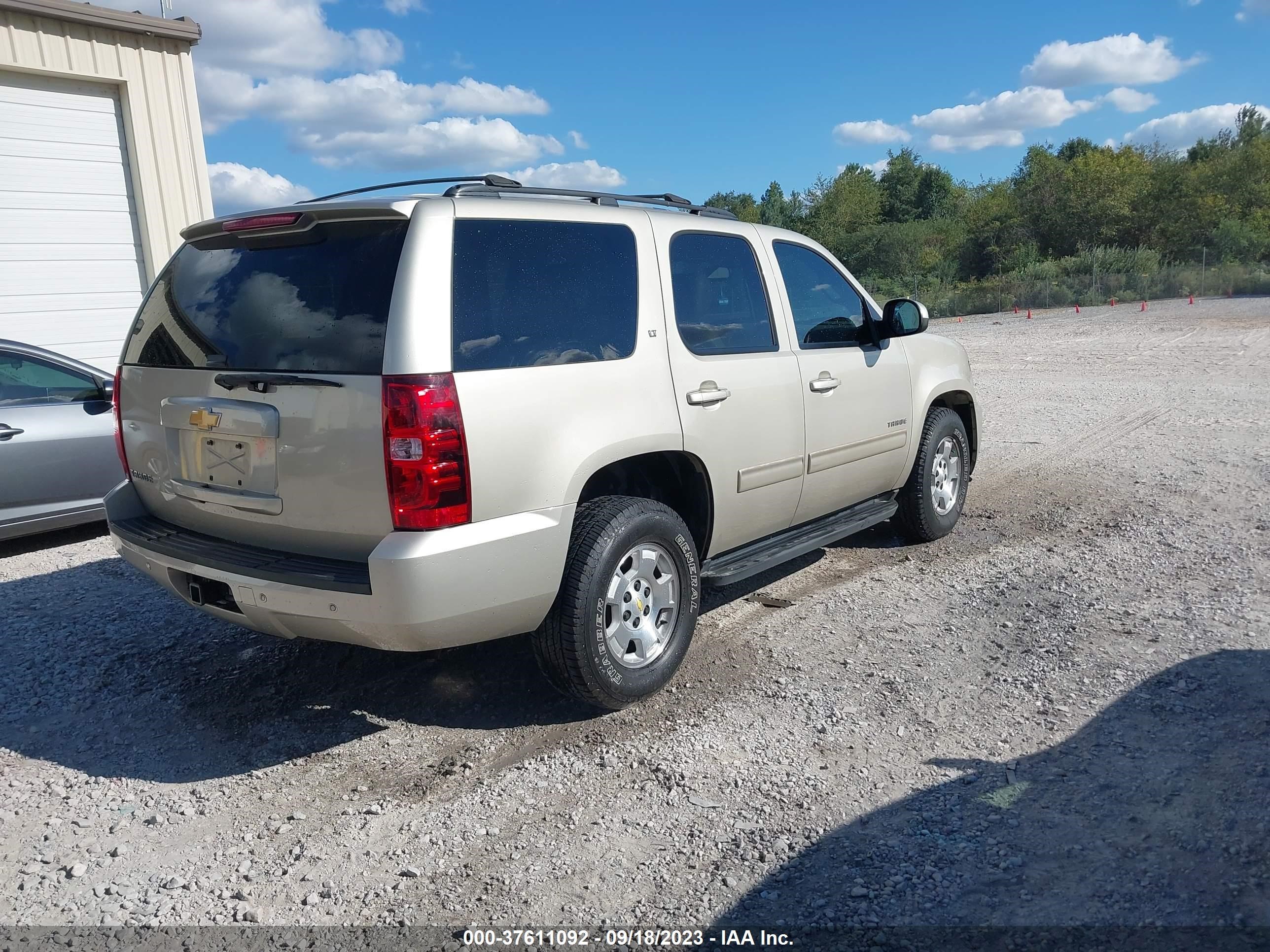 Photo 3 VIN: 1GNSCBE01DR182546 - CHEVROLET TAHOE 