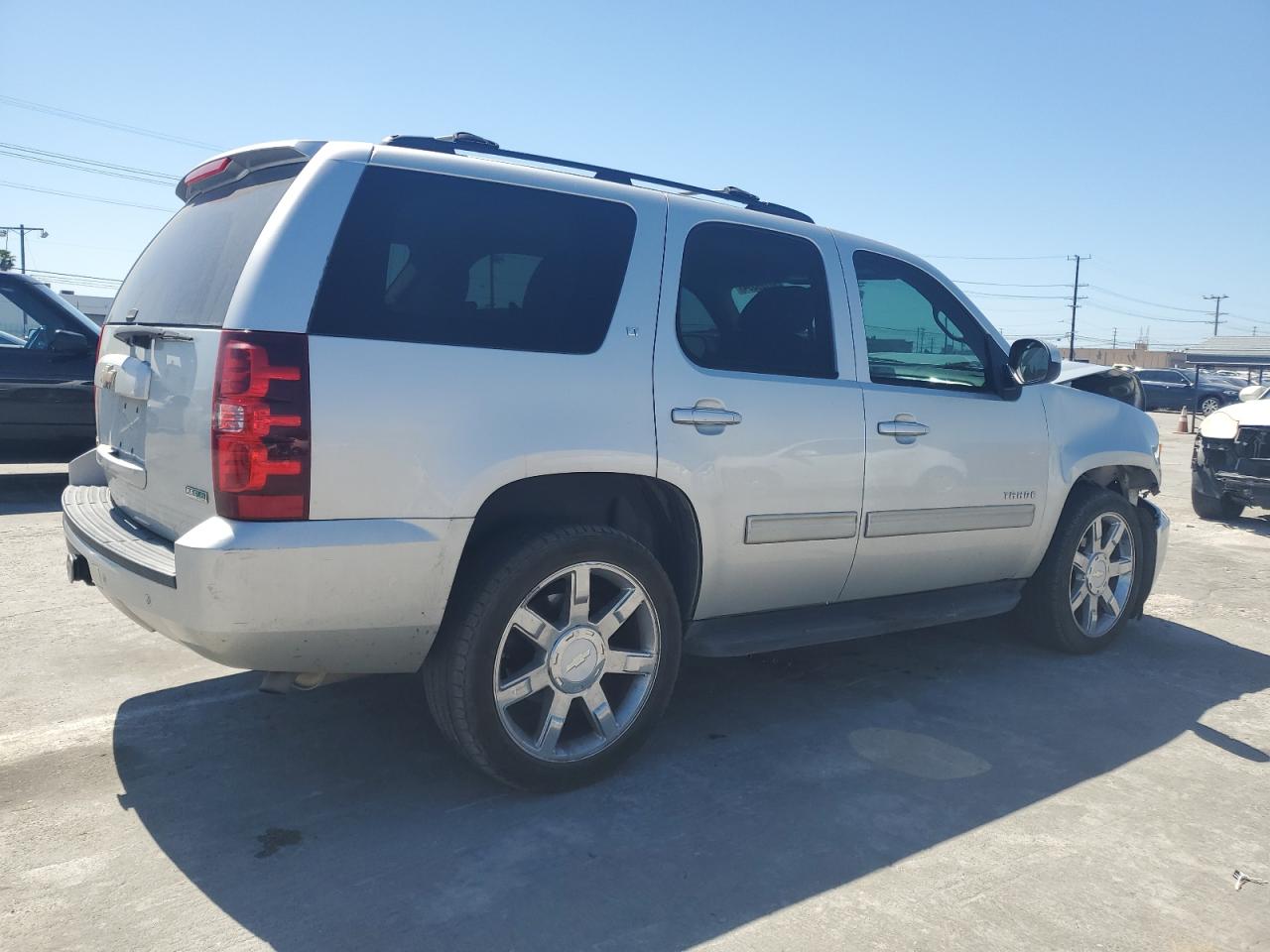 Photo 2 VIN: 1GNSCBE02BR151934 - CHEVROLET TAHOE 