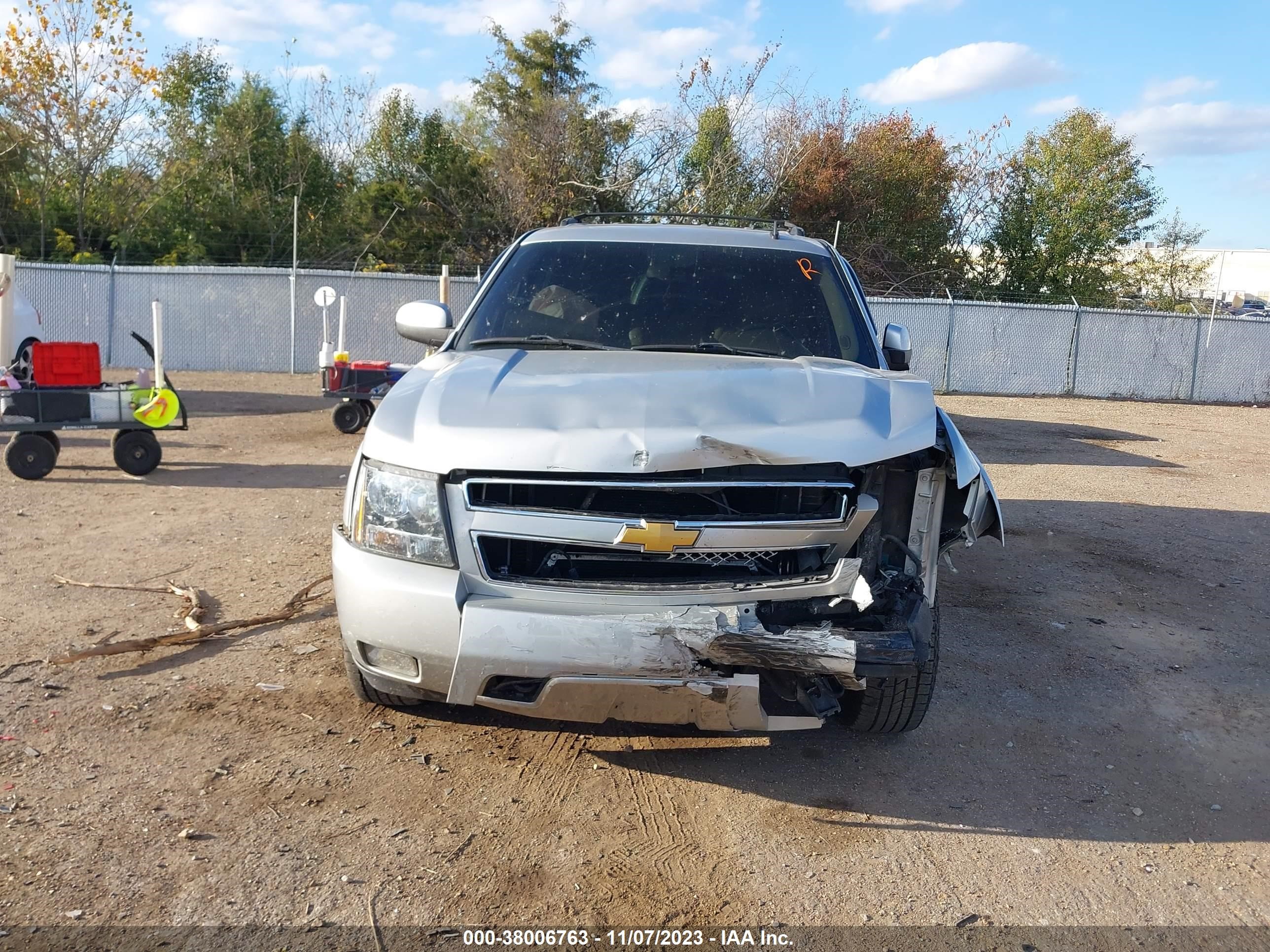 Photo 11 VIN: 1GNSCBE02BR190149 - CHEVROLET TAHOE 