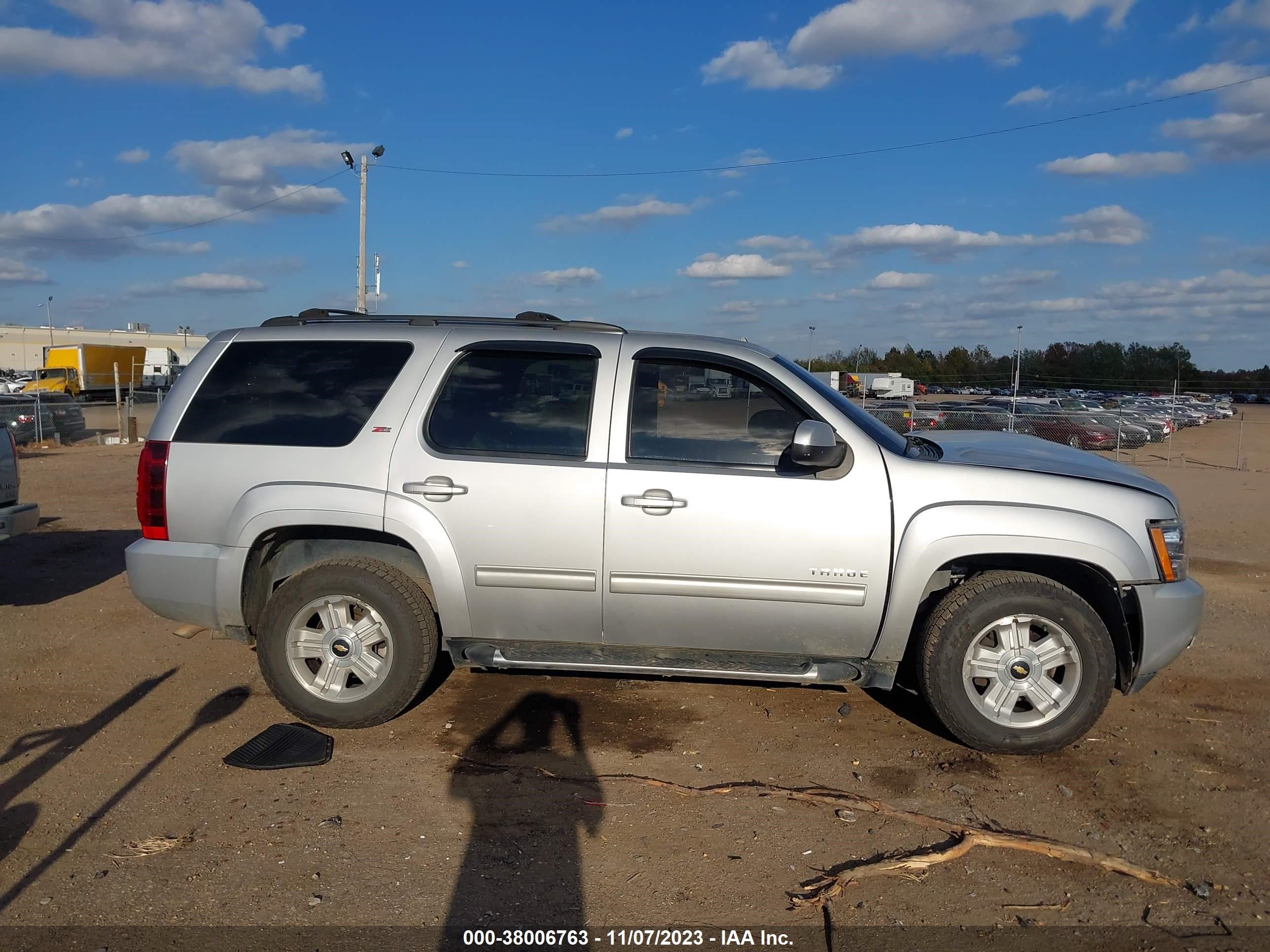 Photo 12 VIN: 1GNSCBE02BR190149 - CHEVROLET TAHOE 