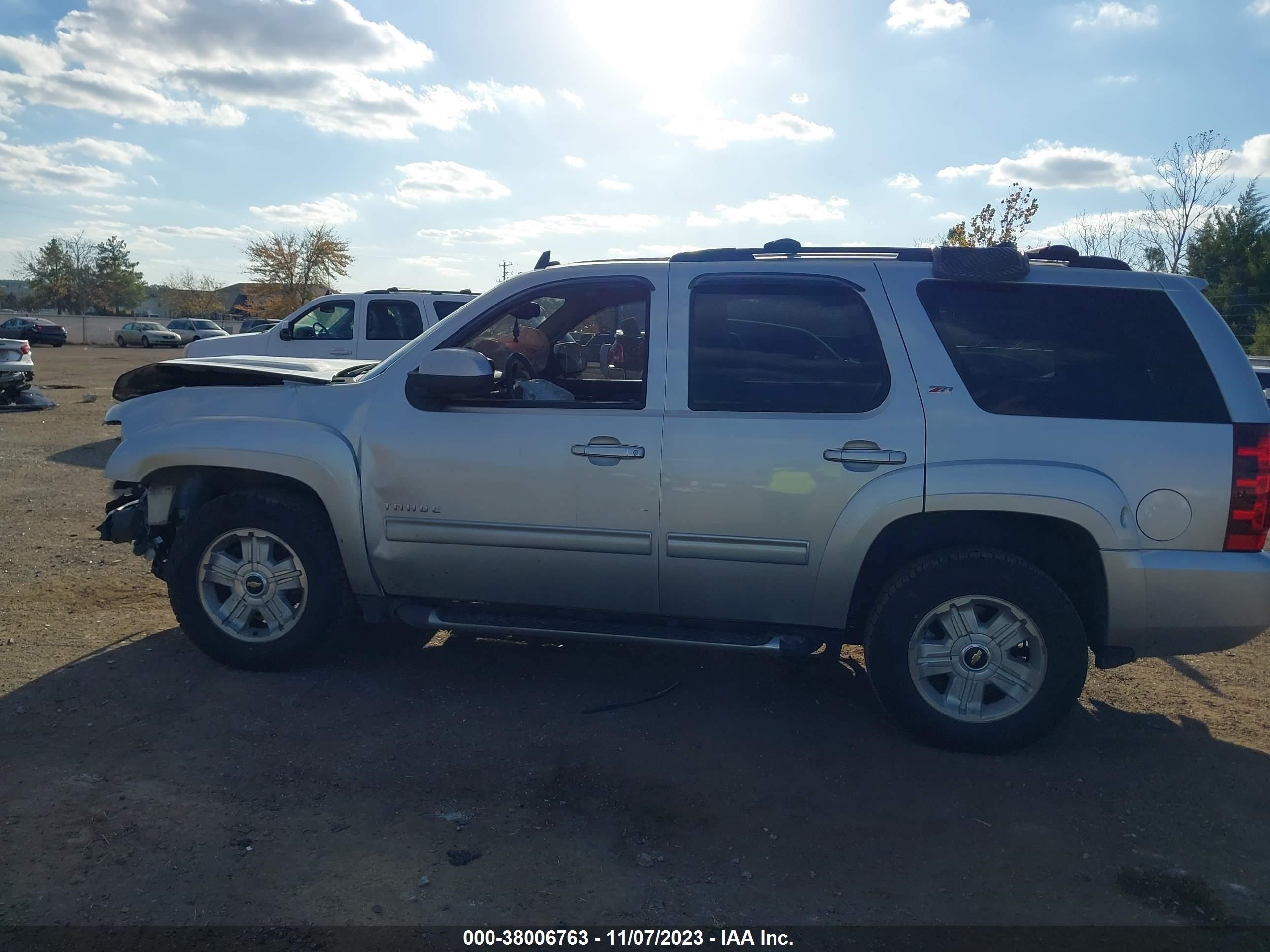 Photo 13 VIN: 1GNSCBE02BR190149 - CHEVROLET TAHOE 