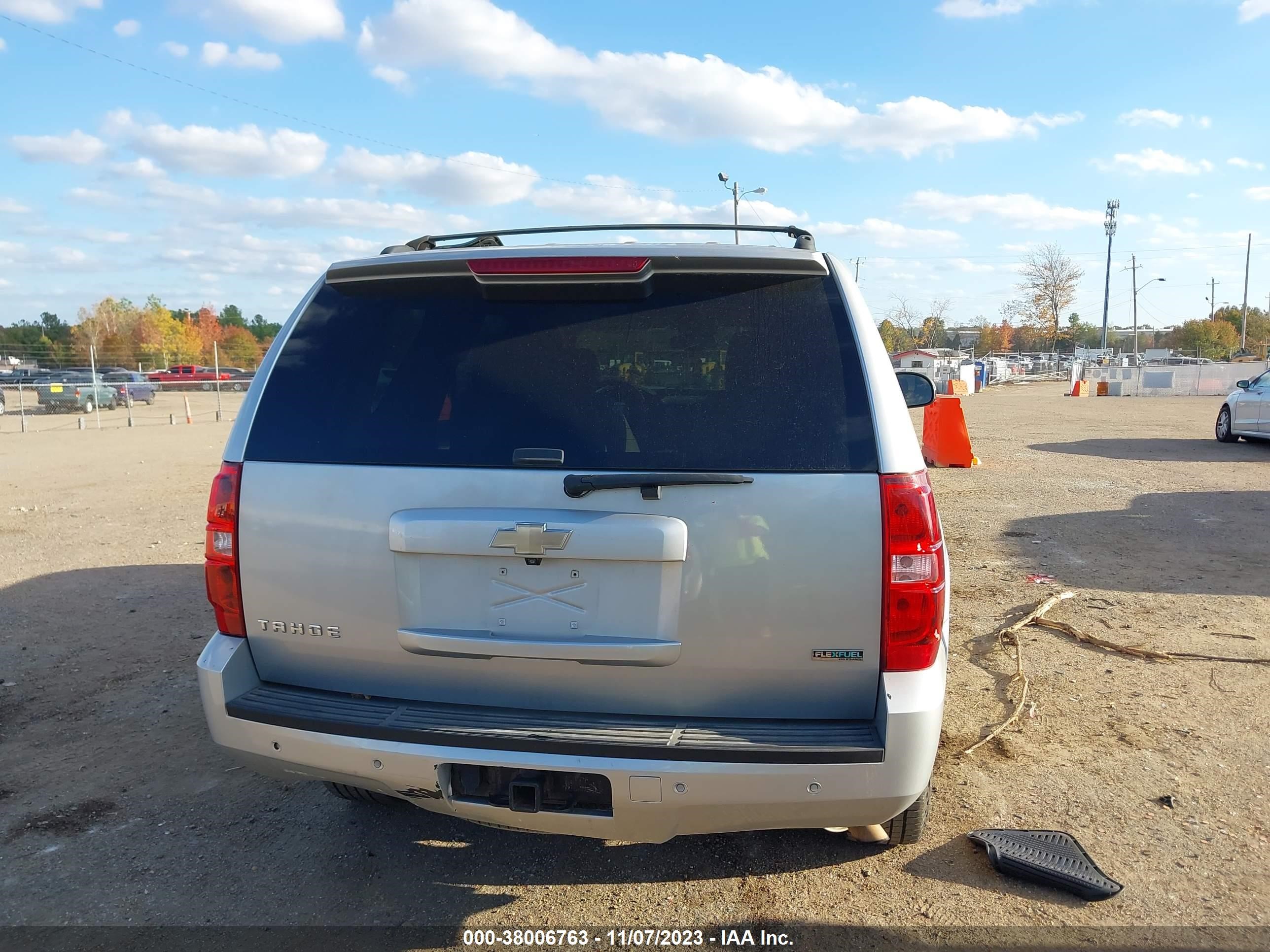 Photo 15 VIN: 1GNSCBE02BR190149 - CHEVROLET TAHOE 