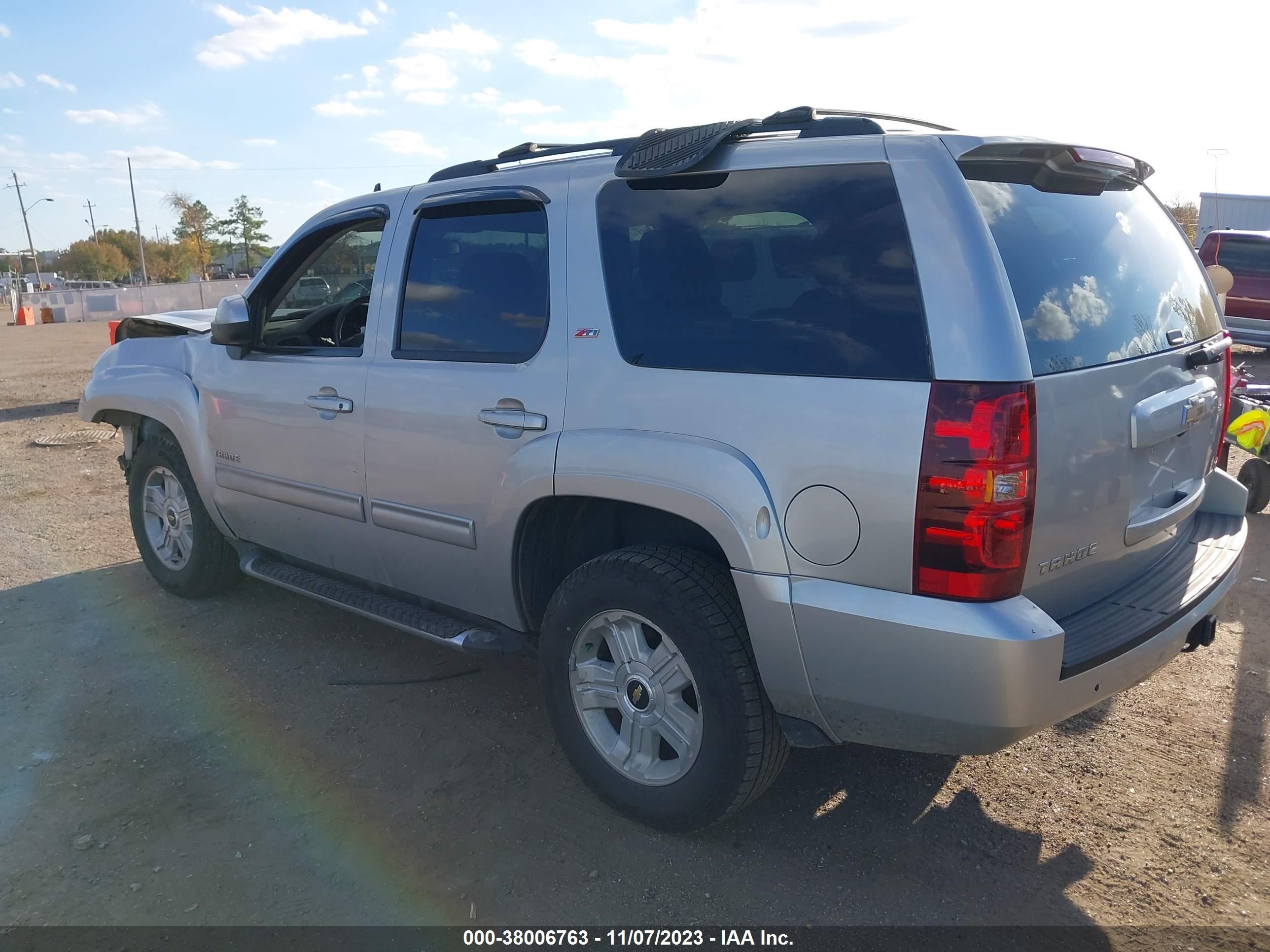 Photo 2 VIN: 1GNSCBE02BR190149 - CHEVROLET TAHOE 