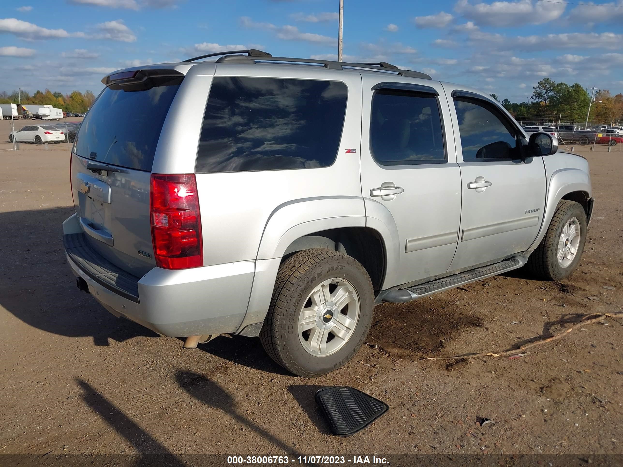 Photo 3 VIN: 1GNSCBE02BR190149 - CHEVROLET TAHOE 