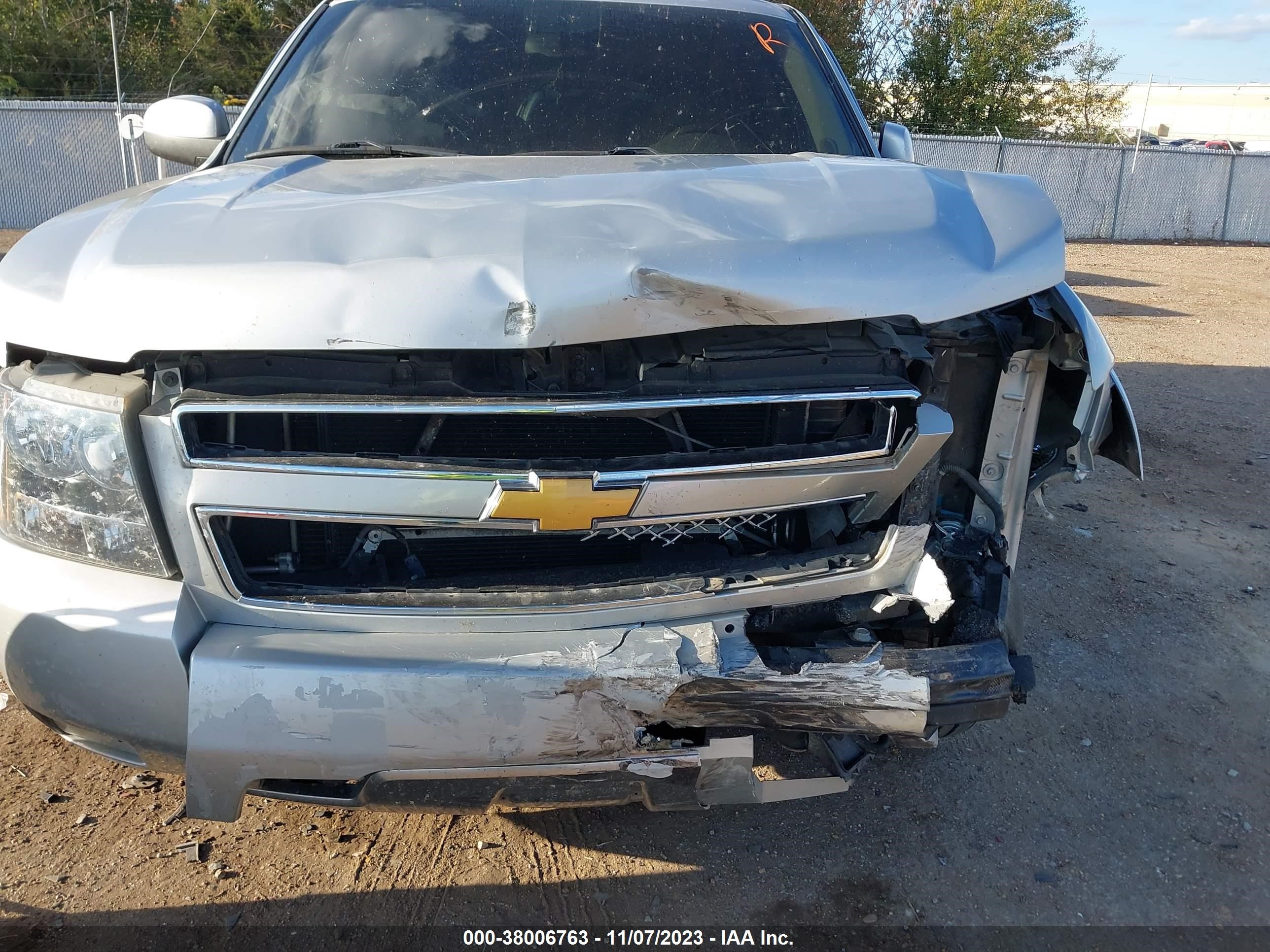 Photo 5 VIN: 1GNSCBE02BR190149 - CHEVROLET TAHOE 