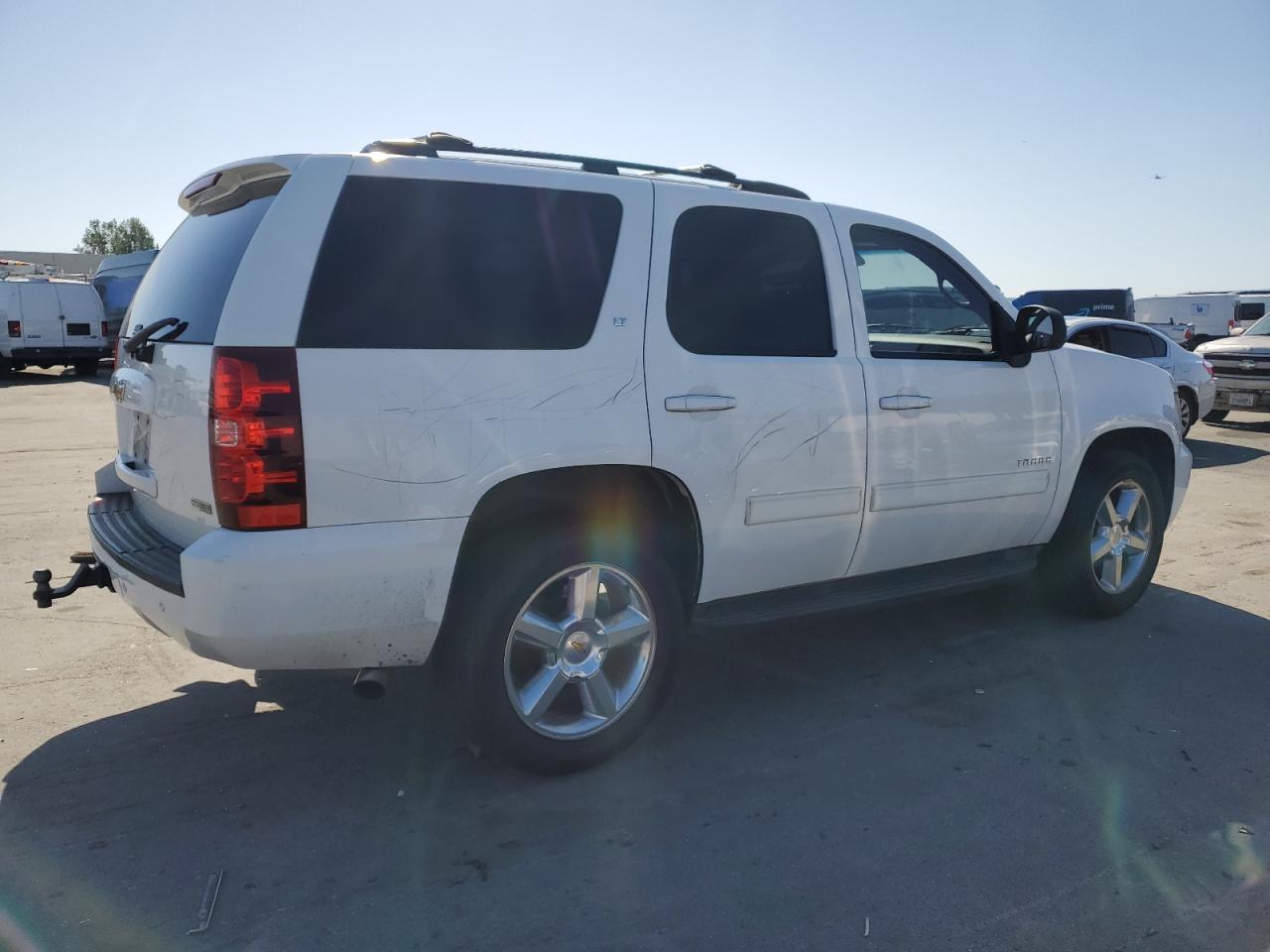 Photo 2 VIN: 1GNSCBE02BR383885 - CHEVROLET TAHOE 