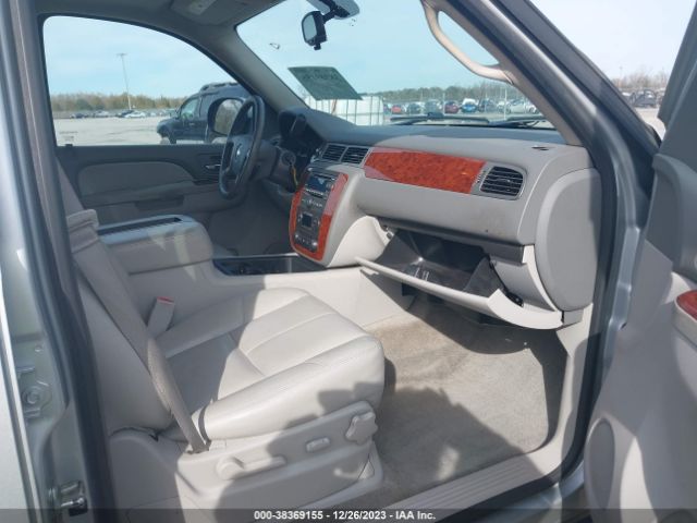 Photo 4 VIN: 1GNSCBE02DR237084 - CHEVROLET TAHOE 