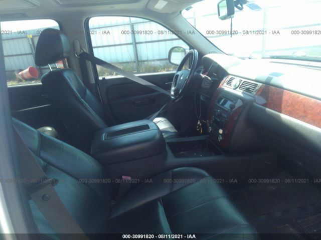 Photo 4 VIN: 1GNSCBE04BR387730 - CHEVROLET TAHOE 