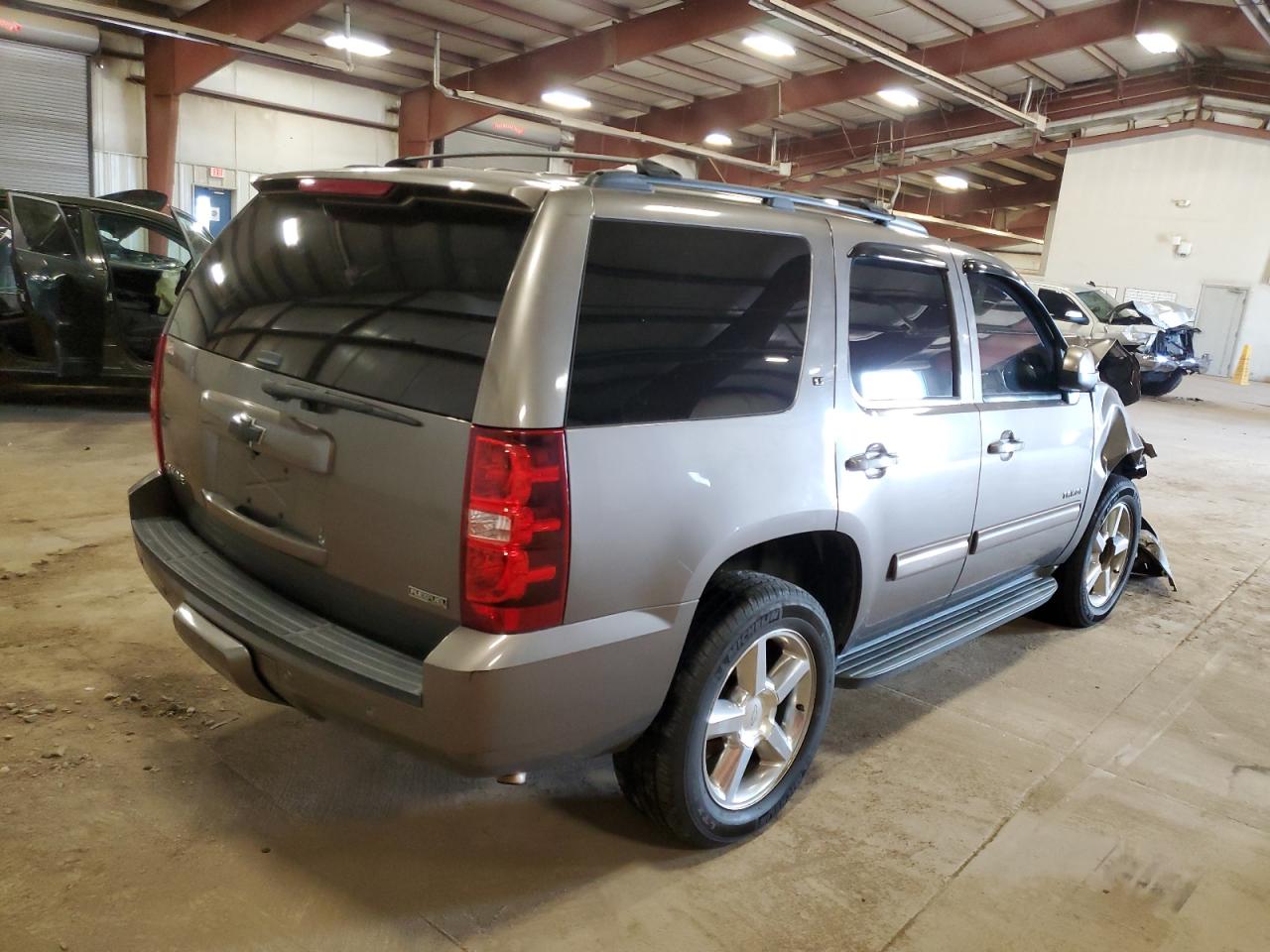 Photo 2 VIN: 1GNSCBE05BR269802 - CHEVROLET TAHOE 