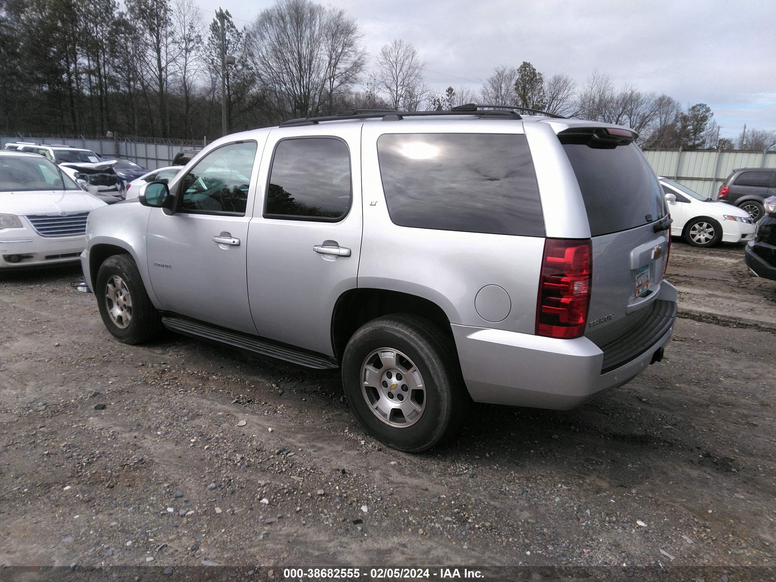 Photo 2 VIN: 1GNSCBE05CR152500 - CHEVROLET TAHOE 