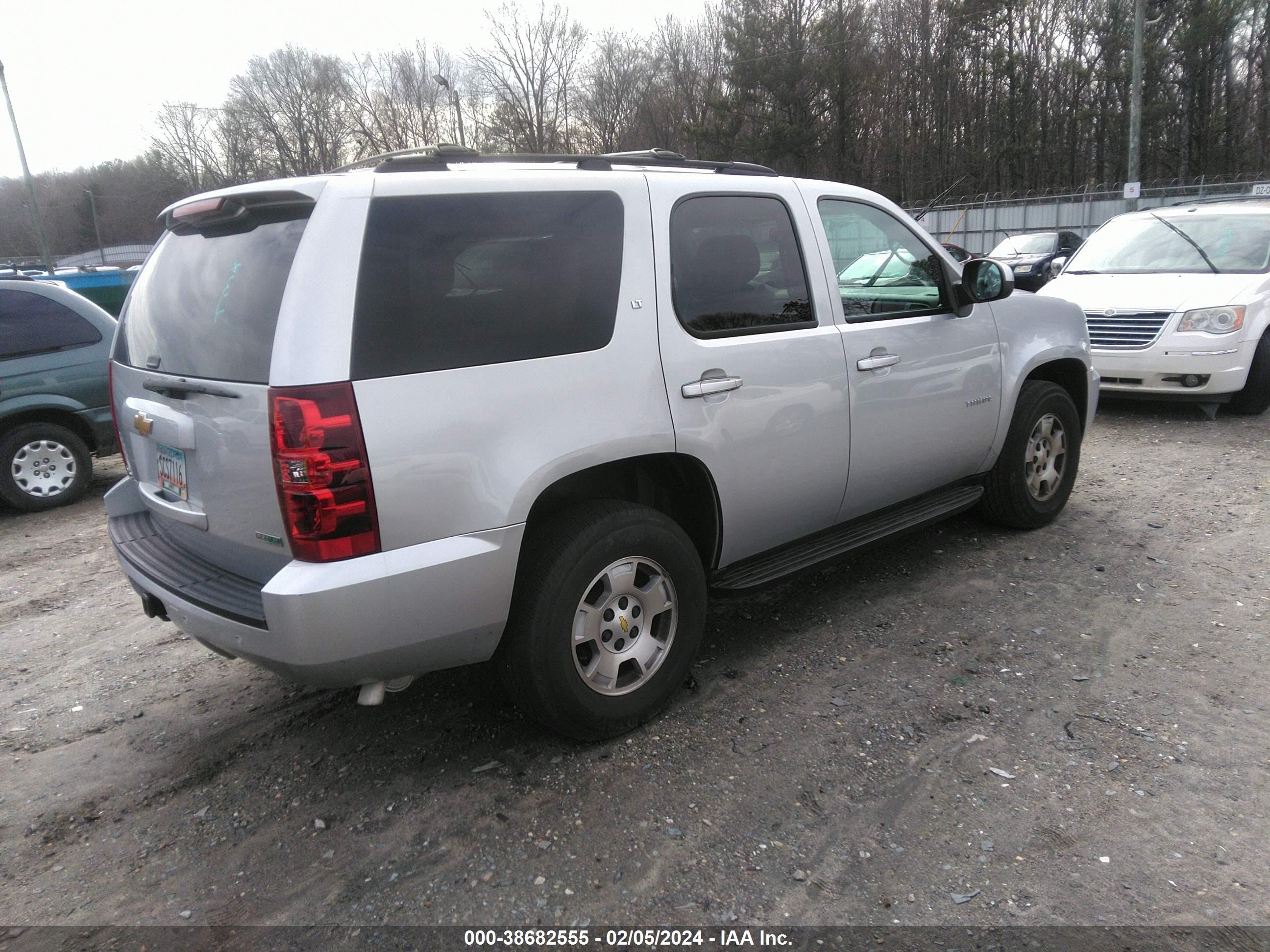 Photo 3 VIN: 1GNSCBE05CR152500 - CHEVROLET TAHOE 