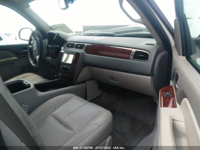 Photo 4 VIN: 1GNSCBE05ER200063 - CHEVROLET TAHOE 