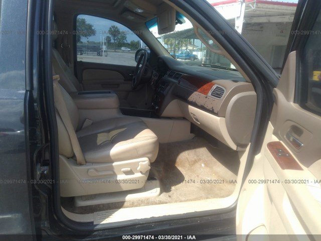 Photo 4 VIN: 1GNSCBE08BR132188 - CHEVROLET TAHOE 