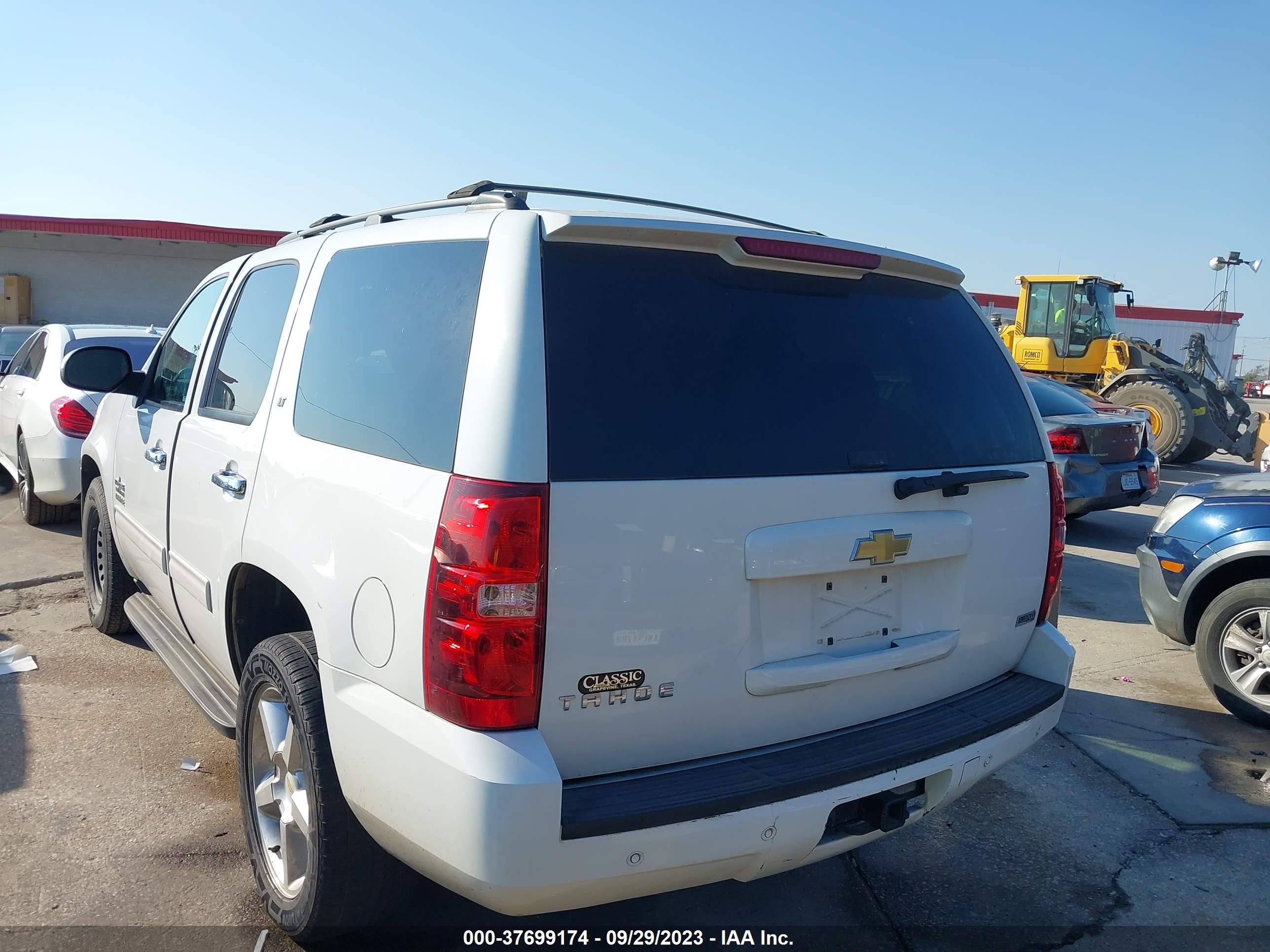 Photo 2 VIN: 1GNSCBE08BR393014 - CHEVROLET TAHOE 