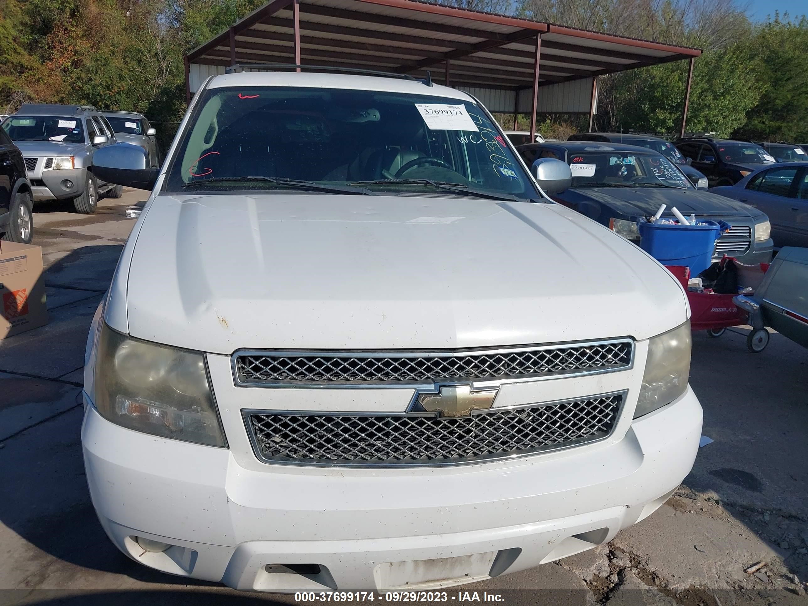 Photo 5 VIN: 1GNSCBE08BR393014 - CHEVROLET TAHOE 