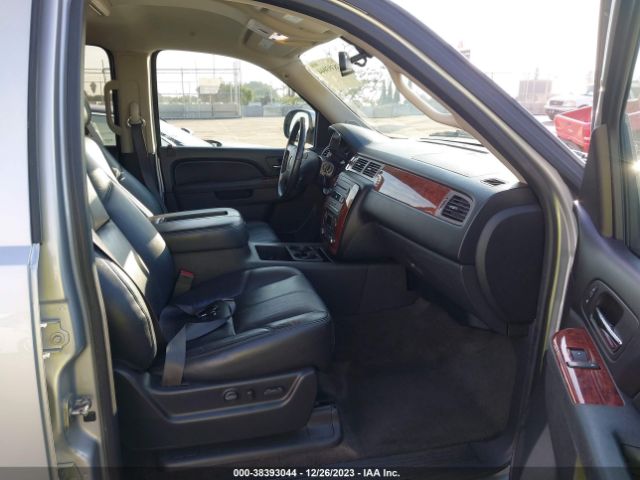 Photo 4 VIN: 1GNSCBE08DR193592 - CHEVROLET TAHOE 