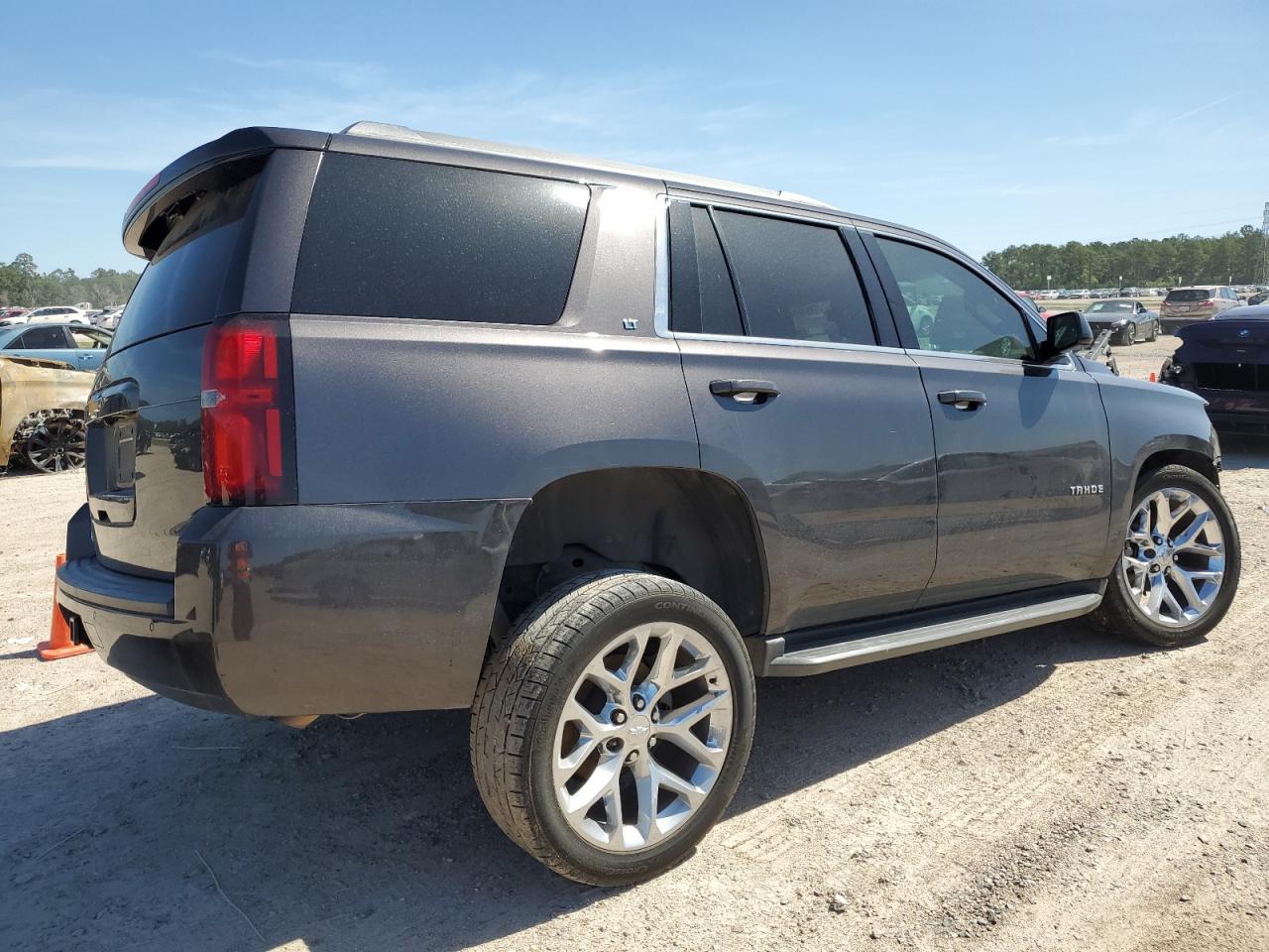 Photo 2 VIN: 1GNSCBKC0JR188641 - CHEVROLET TAHOE 