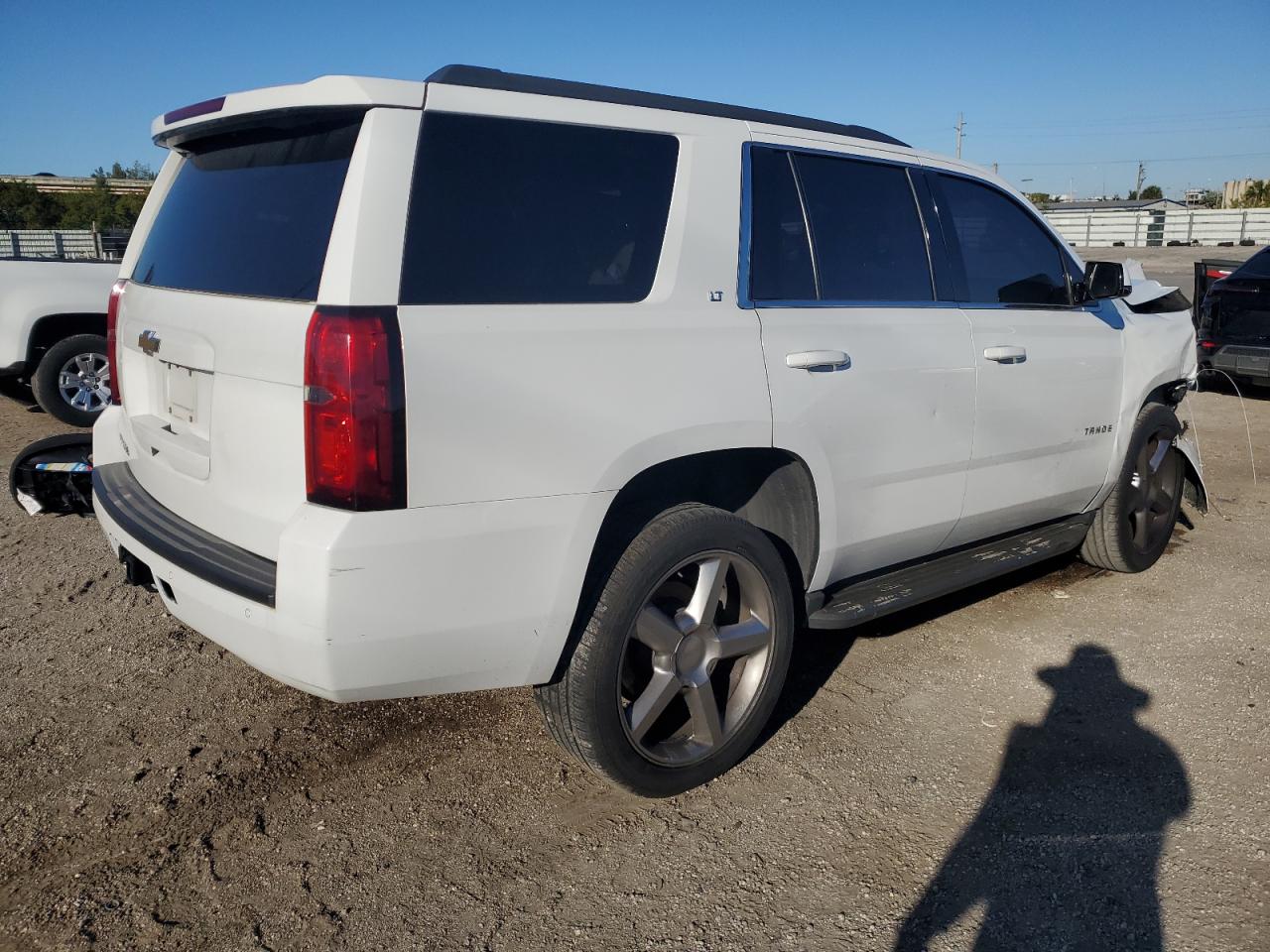 Photo 2 VIN: 1GNSCBKC3HR199465 - CHEVROLET TAHOE 