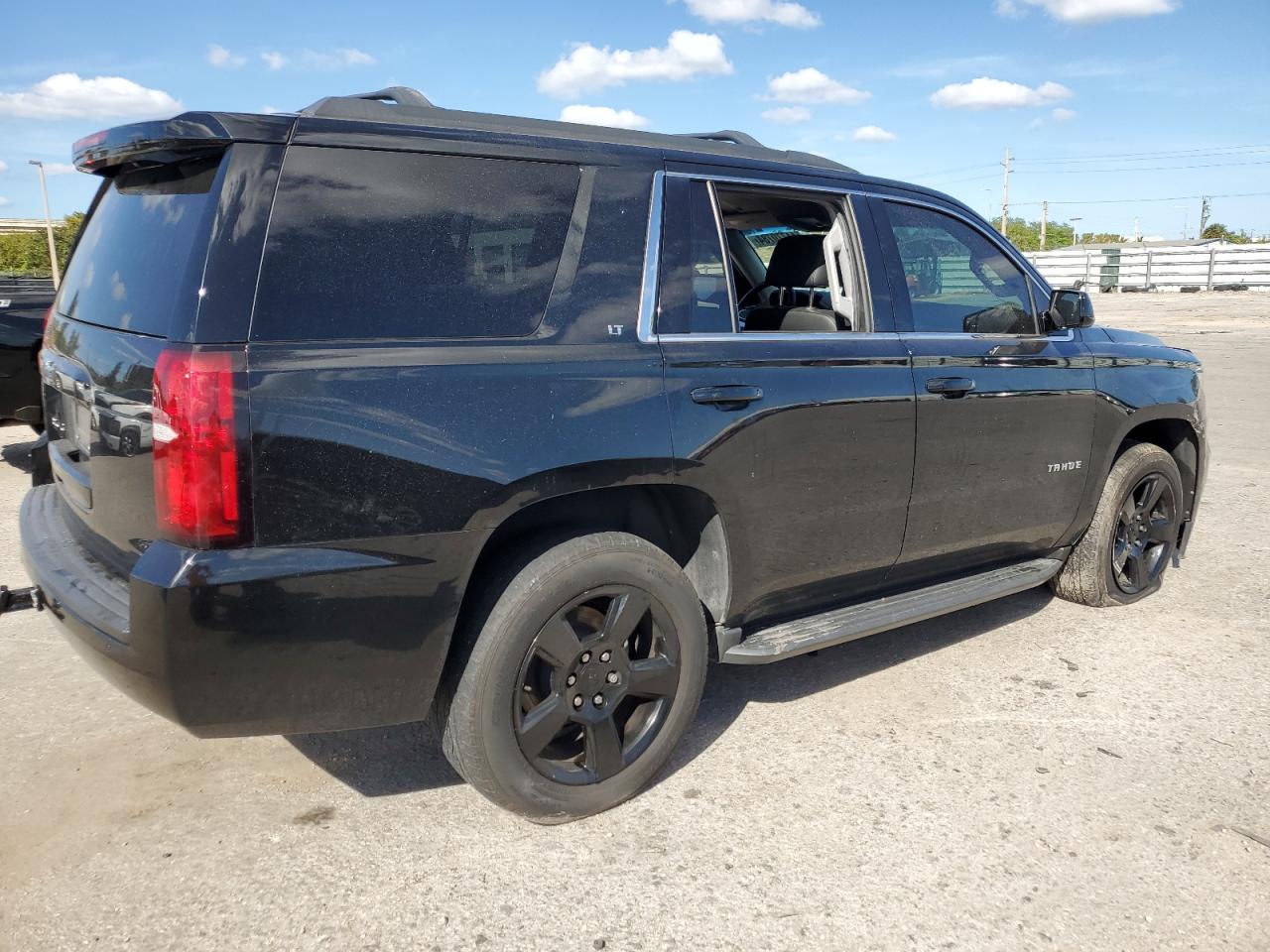 Photo 2 VIN: 1GNSCBKC4KR341894 - CHEVROLET TAHOE 