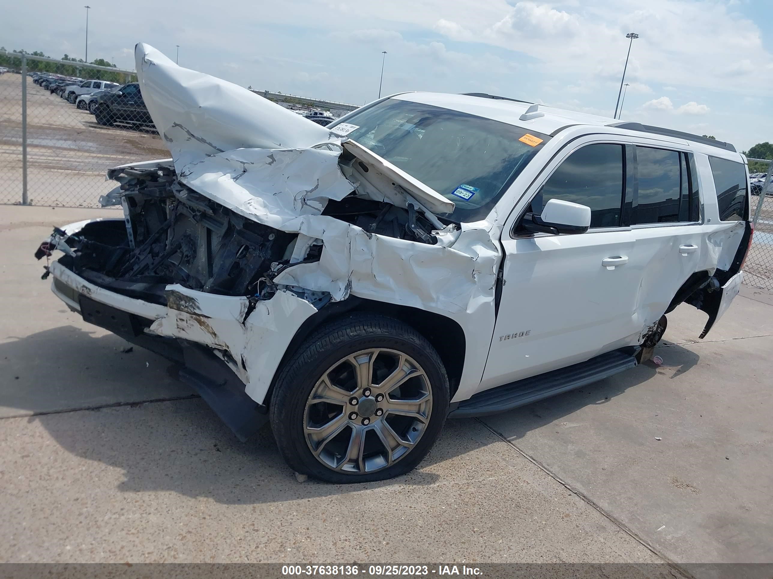 Photo 1 VIN: 1GNSCBKC9JR117504 - CHEVROLET TAHOE 