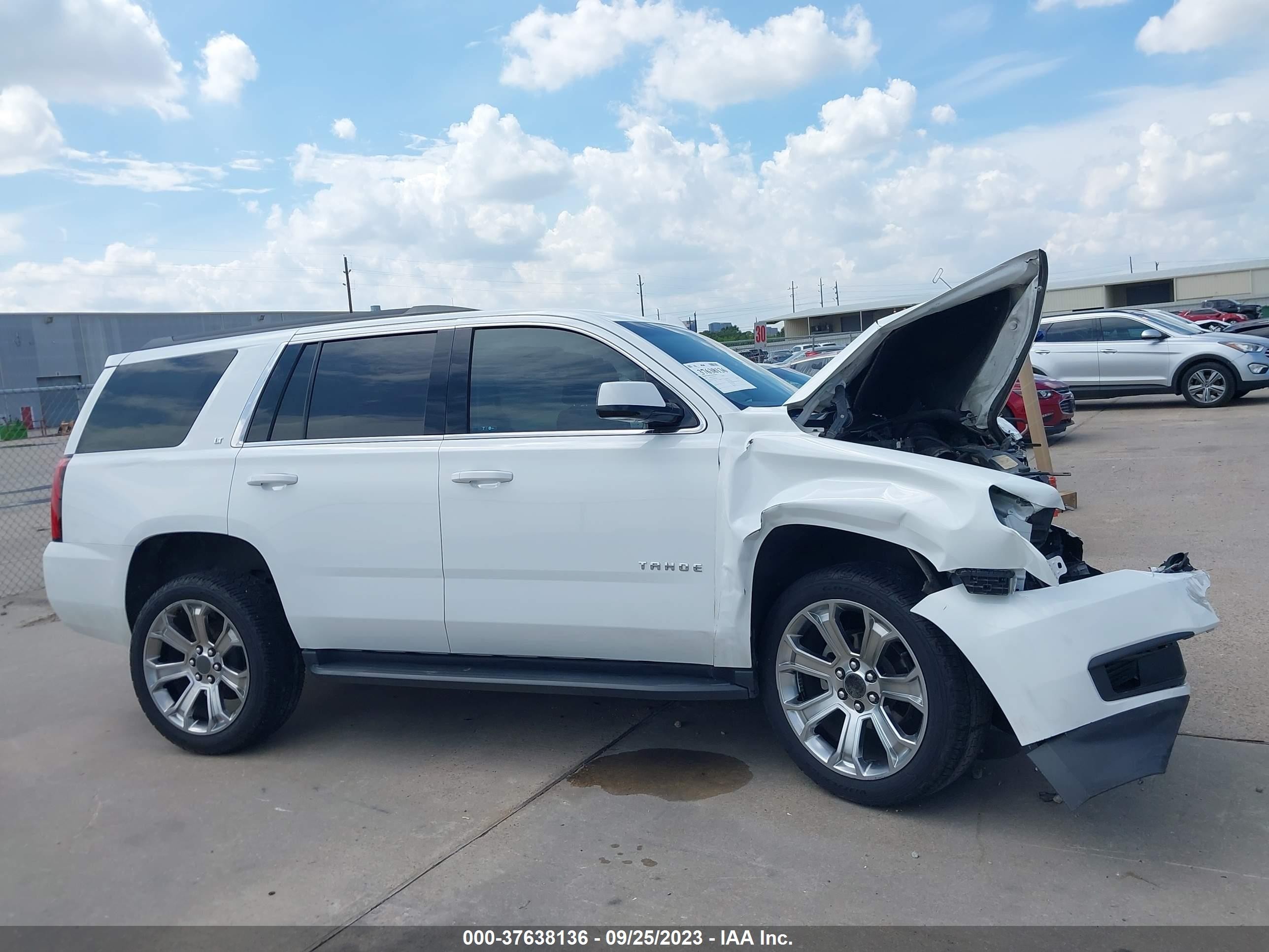 Photo 12 VIN: 1GNSCBKC9JR117504 - CHEVROLET TAHOE 