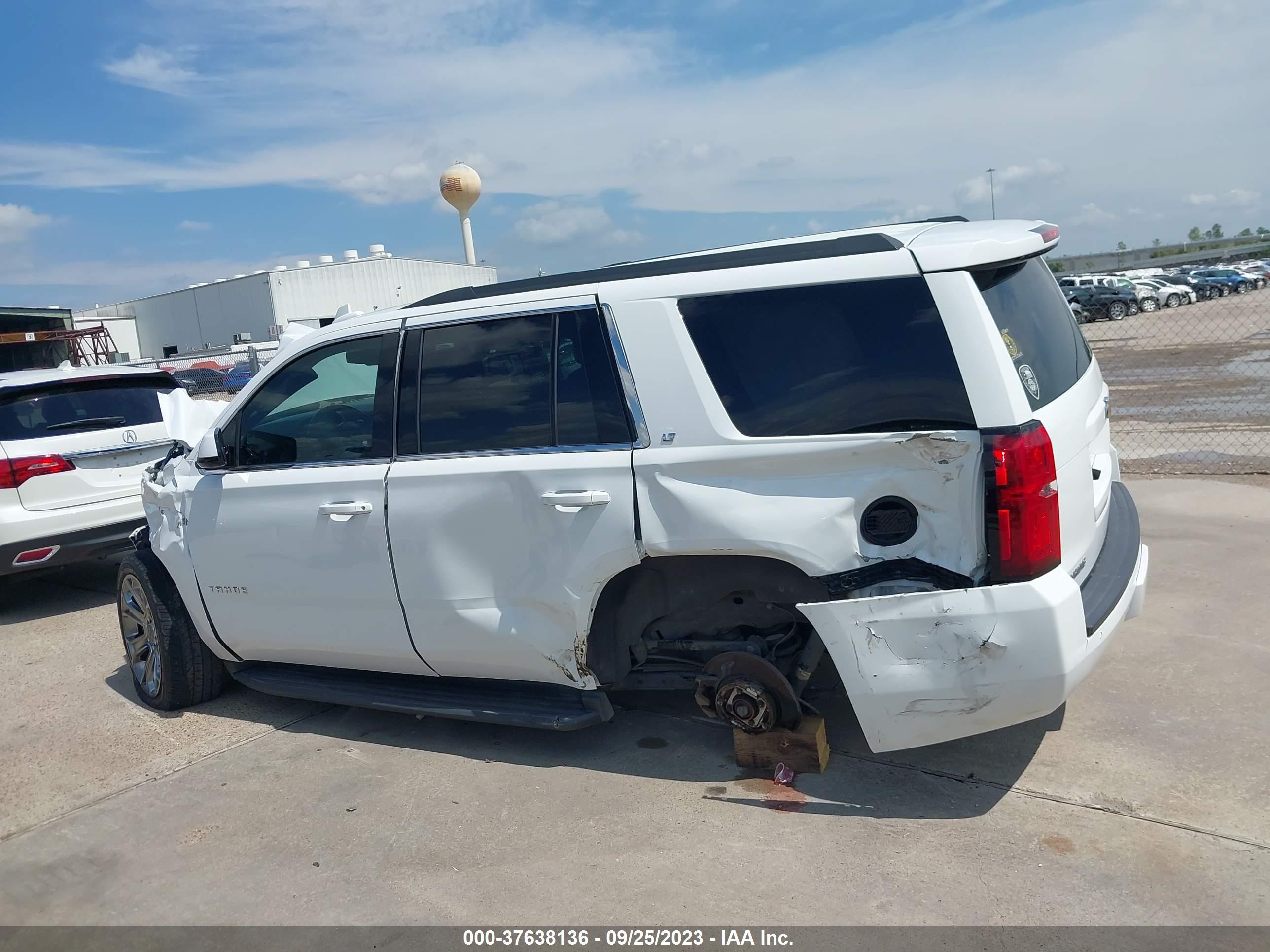 Photo 13 VIN: 1GNSCBKC9JR117504 - CHEVROLET TAHOE 