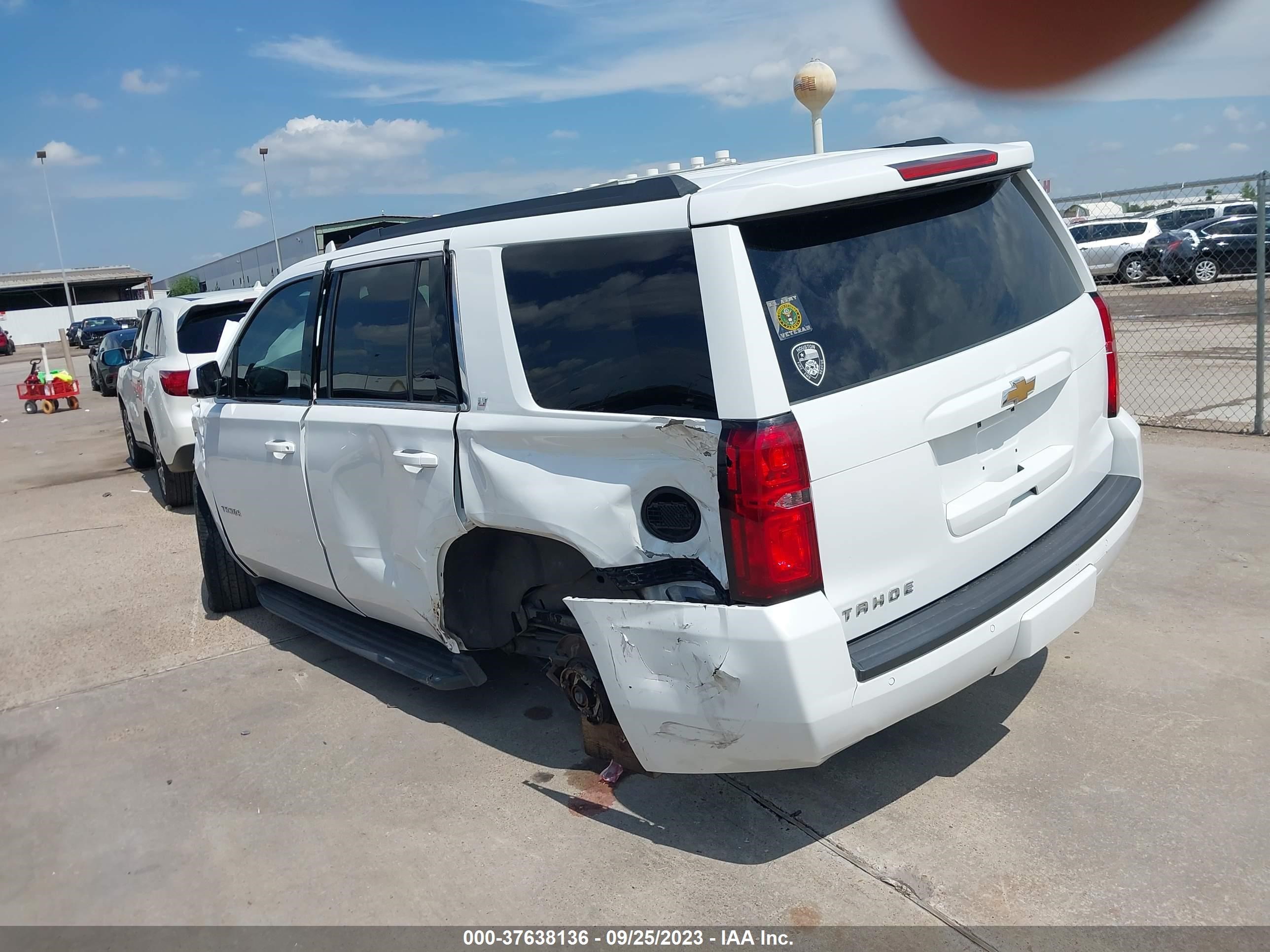 Photo 2 VIN: 1GNSCBKC9JR117504 - CHEVROLET TAHOE 