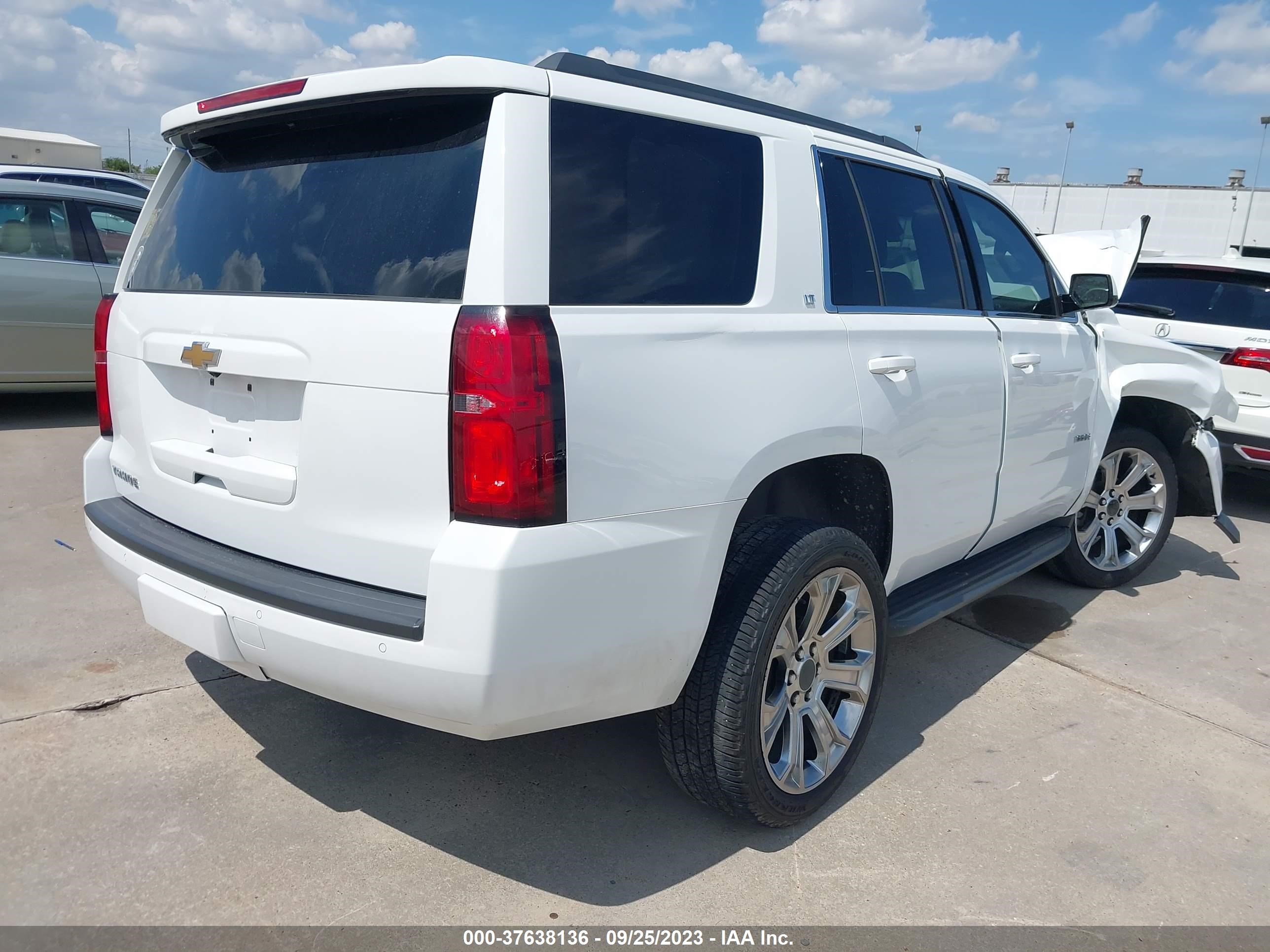 Photo 3 VIN: 1GNSCBKC9JR117504 - CHEVROLET TAHOE 