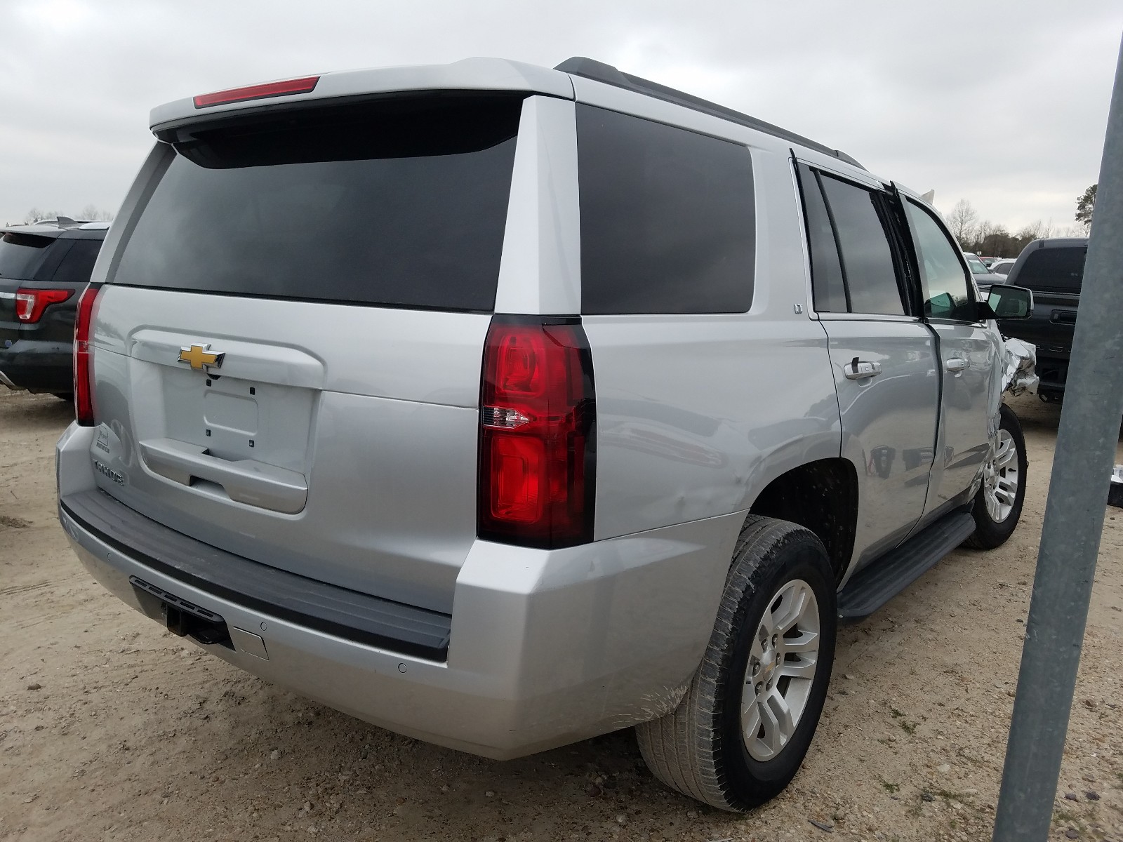 Photo 3 VIN: 1GNSCBKC9JR168081 - CHEVROLET TAHOE 