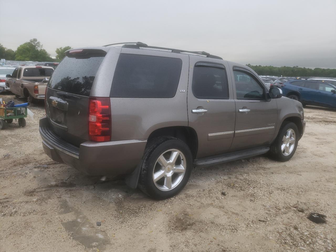 Photo 2 VIN: 1GNSCCE02ER106342 - CHEVROLET TAHOE 