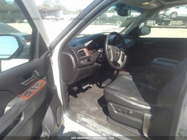 Photo 4 VIN: 1GNSCCE04DR120628 - CHEVROLET TAHOE 