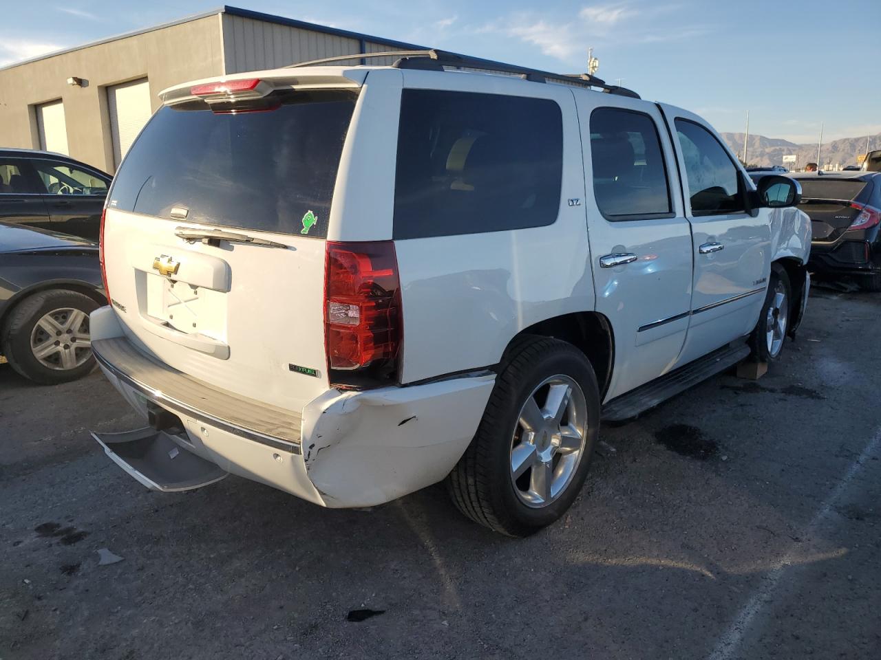 Photo 2 VIN: 1GNSCCE05BR100188 - CHEVROLET TAHOE 