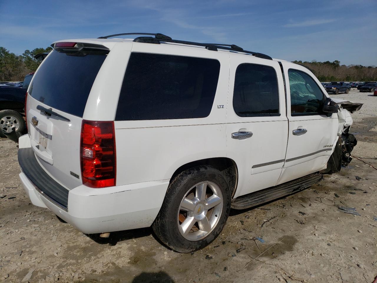 Photo 2 VIN: 1GNSCCE06BR380736 - CHEVROLET TAHOE 