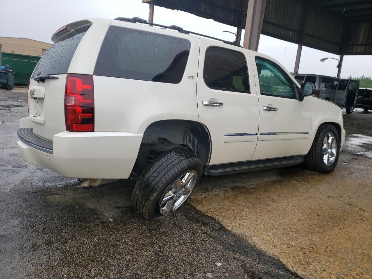 Photo 2 VIN: 1GNSCCE06ER121412 - CHEVROLET TAHOE 