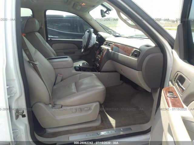 Photo 4 VIN: 1GNSCCE09BR385946 - CHEVROLET TAHOE 