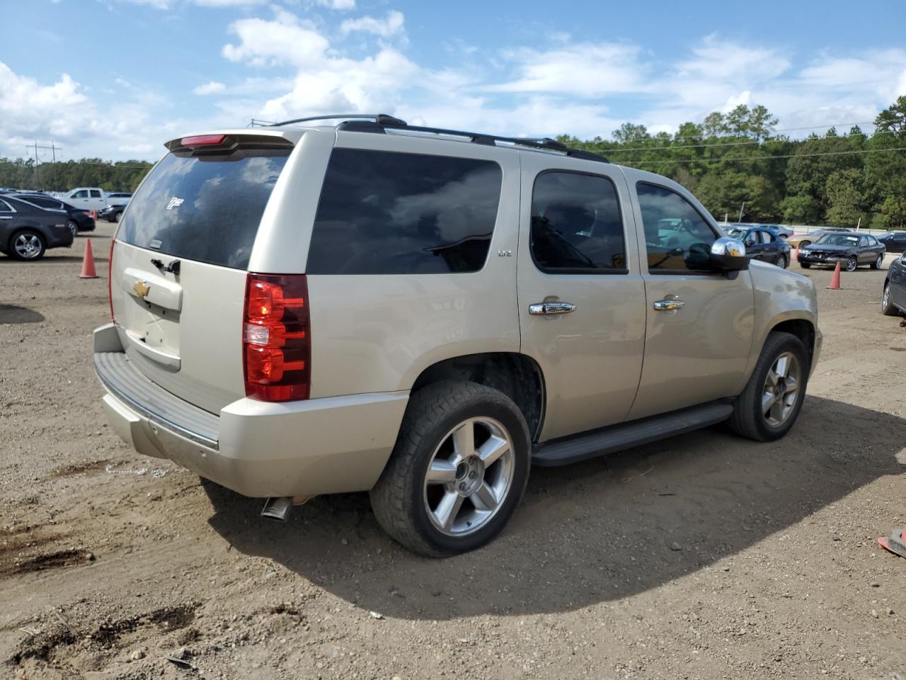 Photo 2 VIN: 1GNSCCE09DR328861 - CHEVROLET TAHOE 