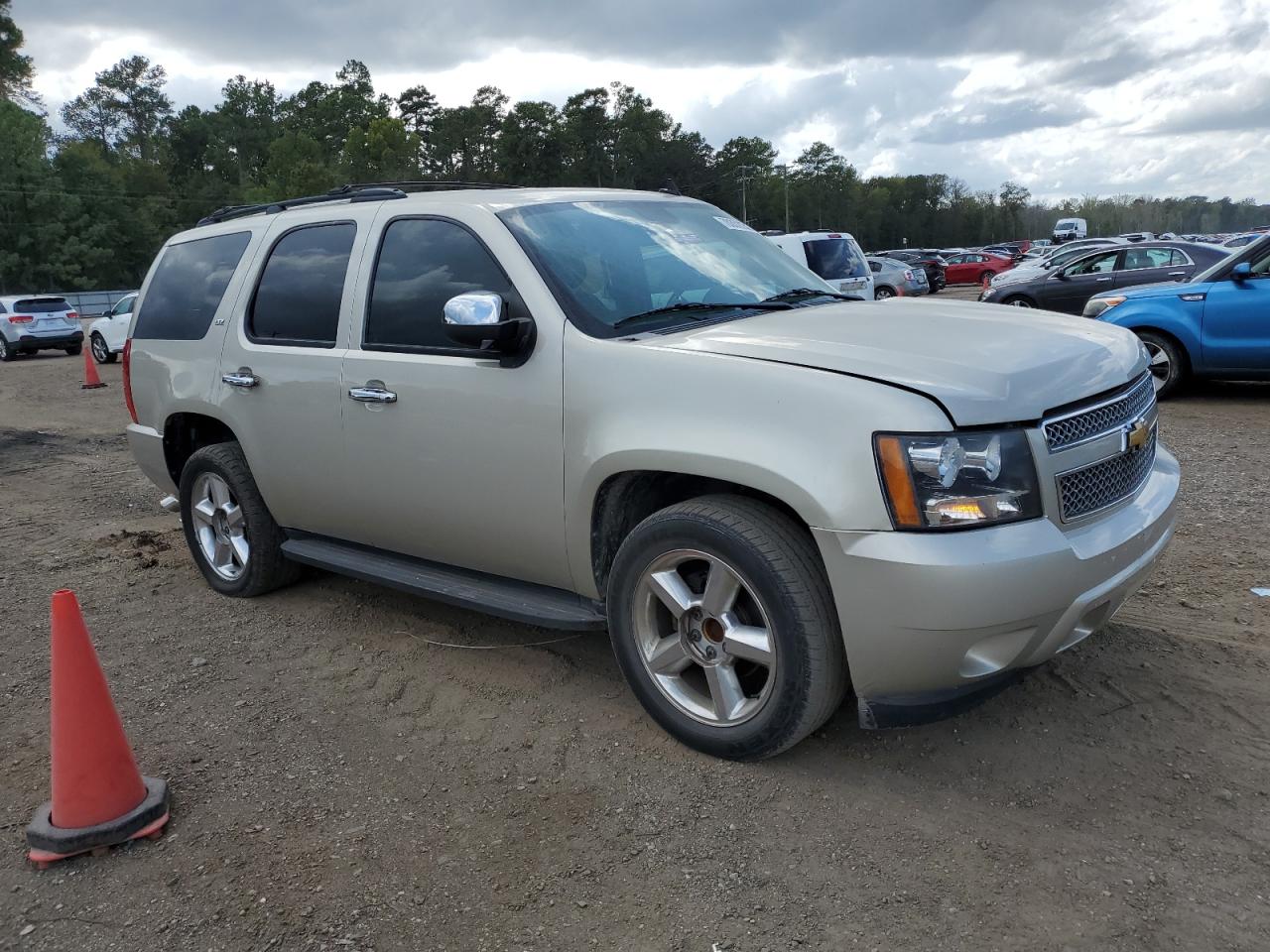 Photo 3 VIN: 1GNSCCE09DR328861 - CHEVROLET TAHOE 