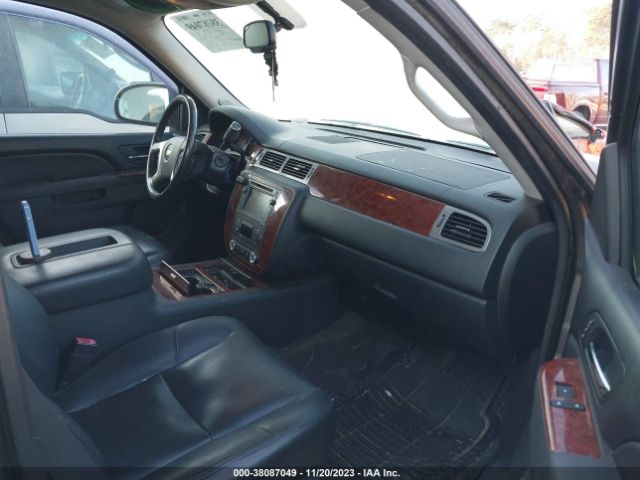 Photo 4 VIN: 1GNSCCE0XBR365849 - CHEVROLET TAHOE 