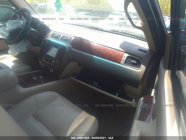 Photo 4 VIN: 1GNSCCE0XER144465 - CHEVROLET TAHOE 