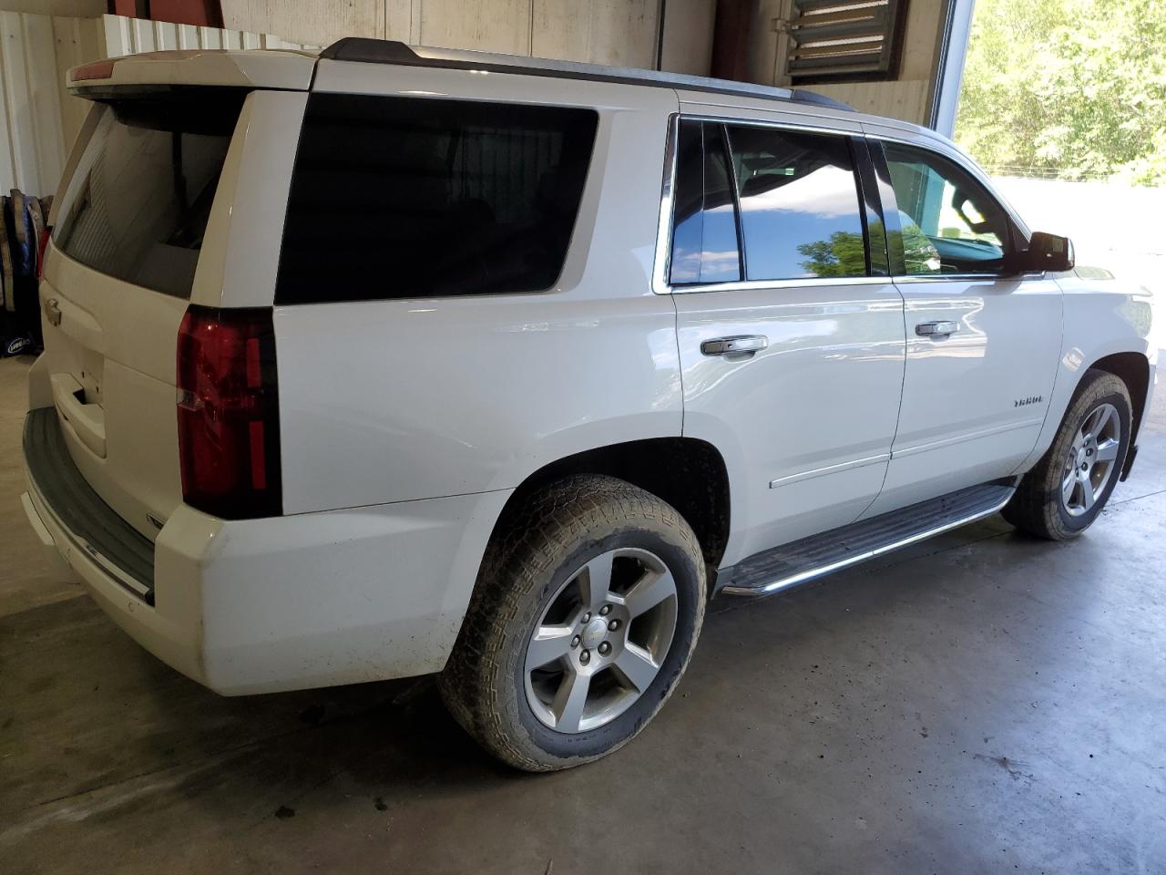 Photo 2 VIN: 1GNSCCKC9JR325467 - CHEVROLET TAHOE 