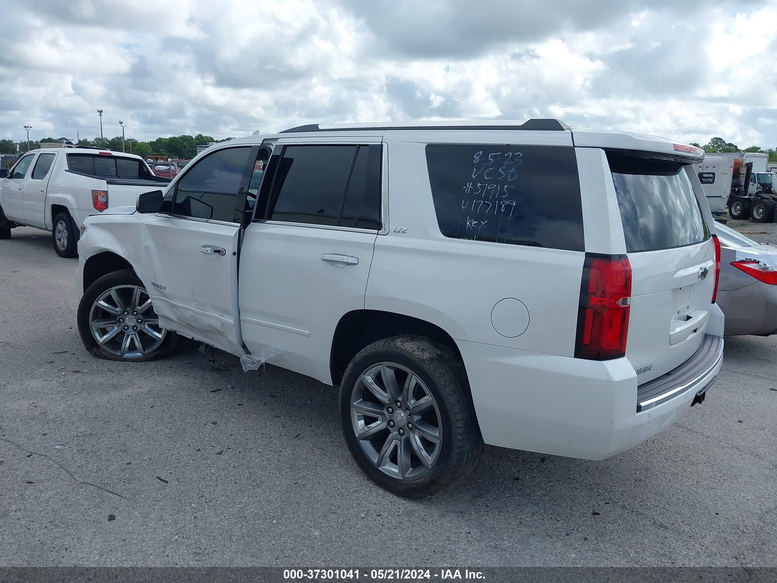 Photo 2 VIN: 1GNSCCKCXGR177189 - CHEVROLET TAHOE 