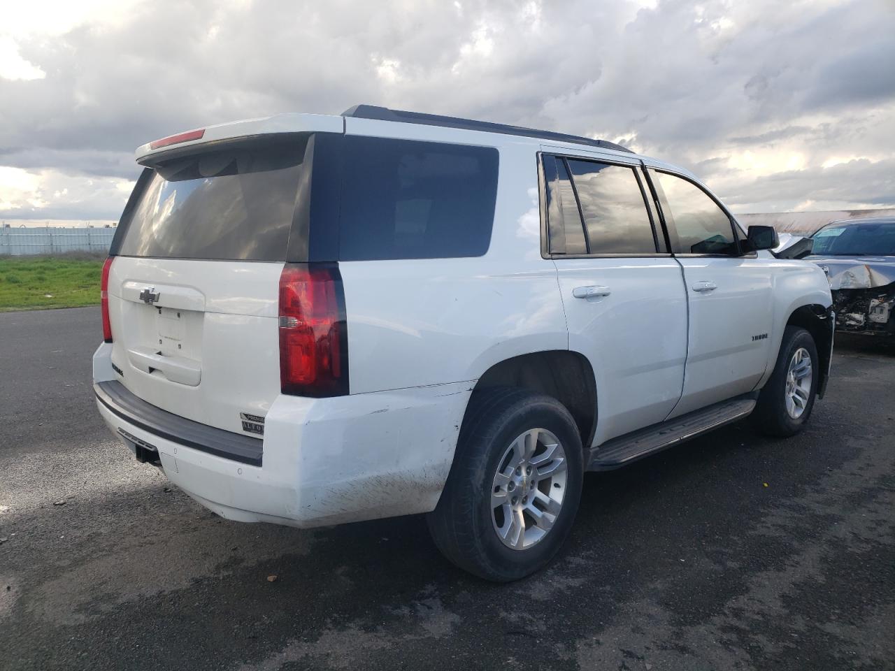 Photo 2 VIN: 1GNSCCKJ9JR389099 - CHEVROLET TAHOE 