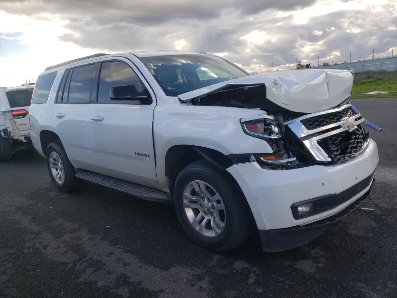 Photo 3 VIN: 1GNSCCKJ9JR389099 - CHEVROLET TAHOE 