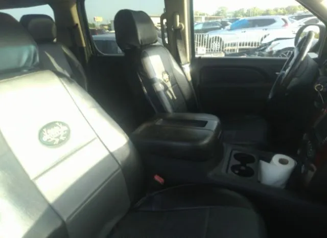 Photo 4 VIN: 1GNSCHE04BR217371 - CHEVROLET SUBURBAN 